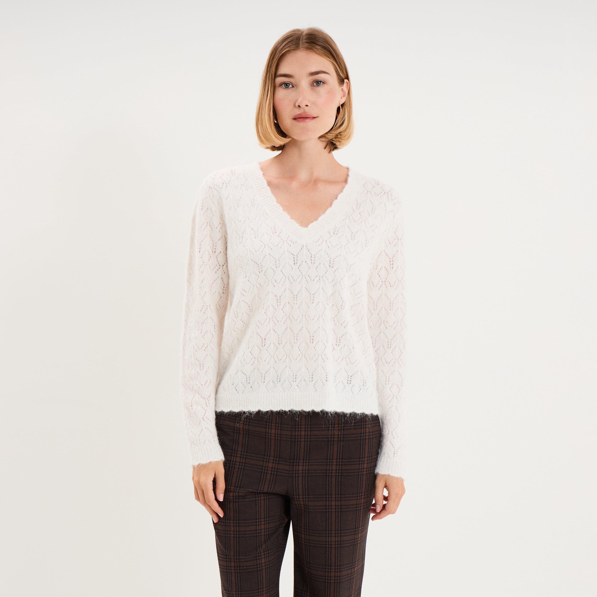 Pull col V ajour&eacute; manches longues blanc femme