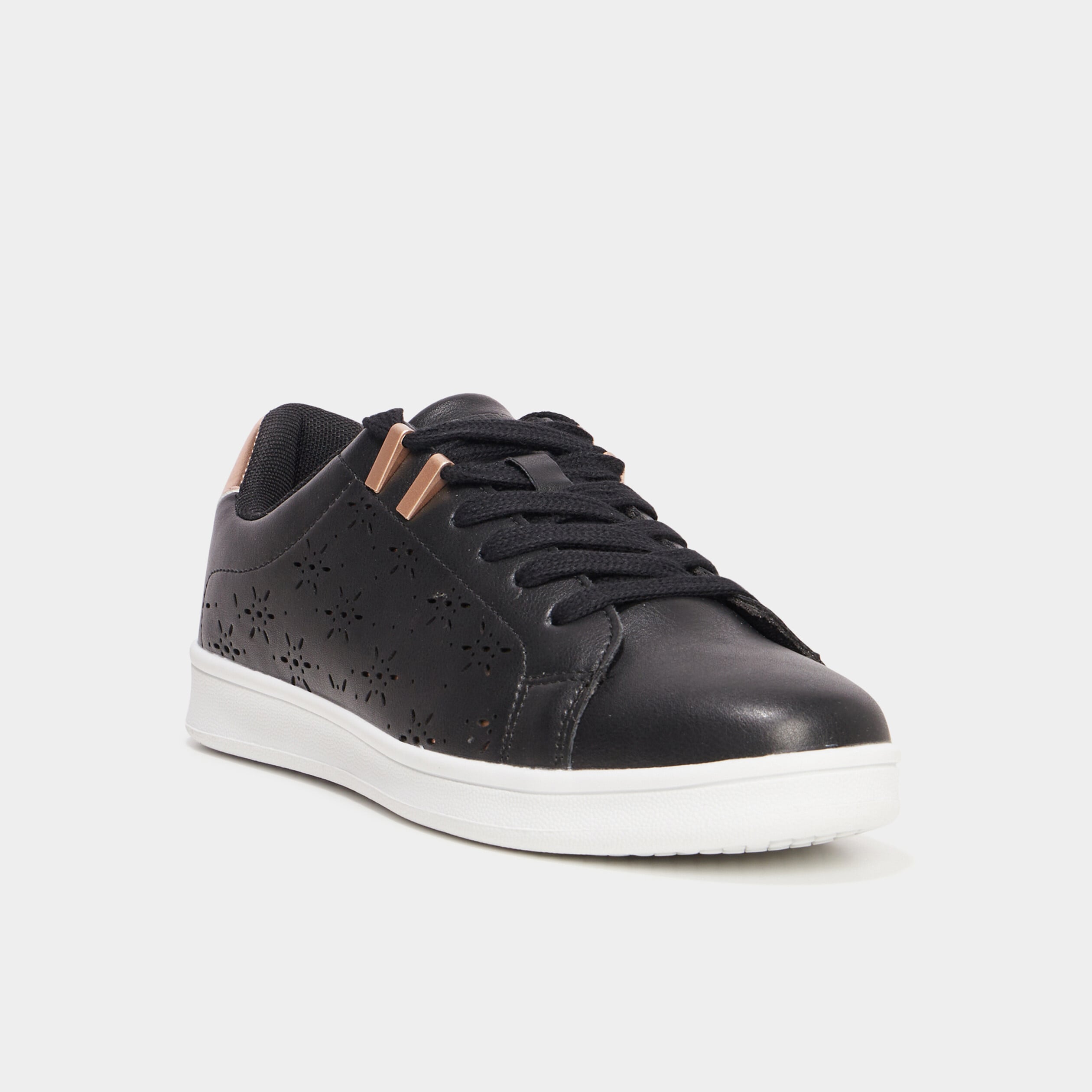 Baskets perfor&eacute;es semelle plate noir femme