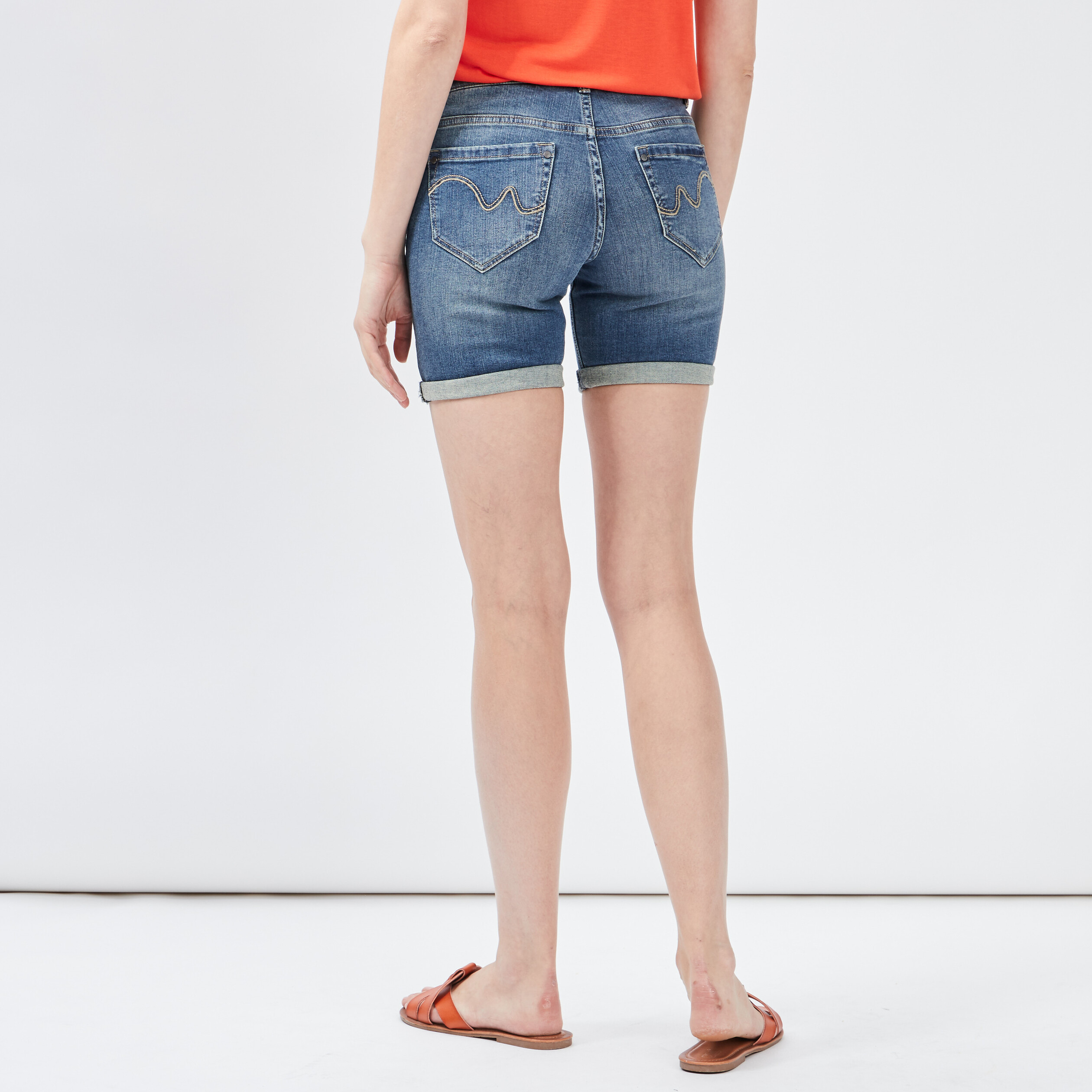Short slim en jean d&eacute;lav&eacute; denim stone femme