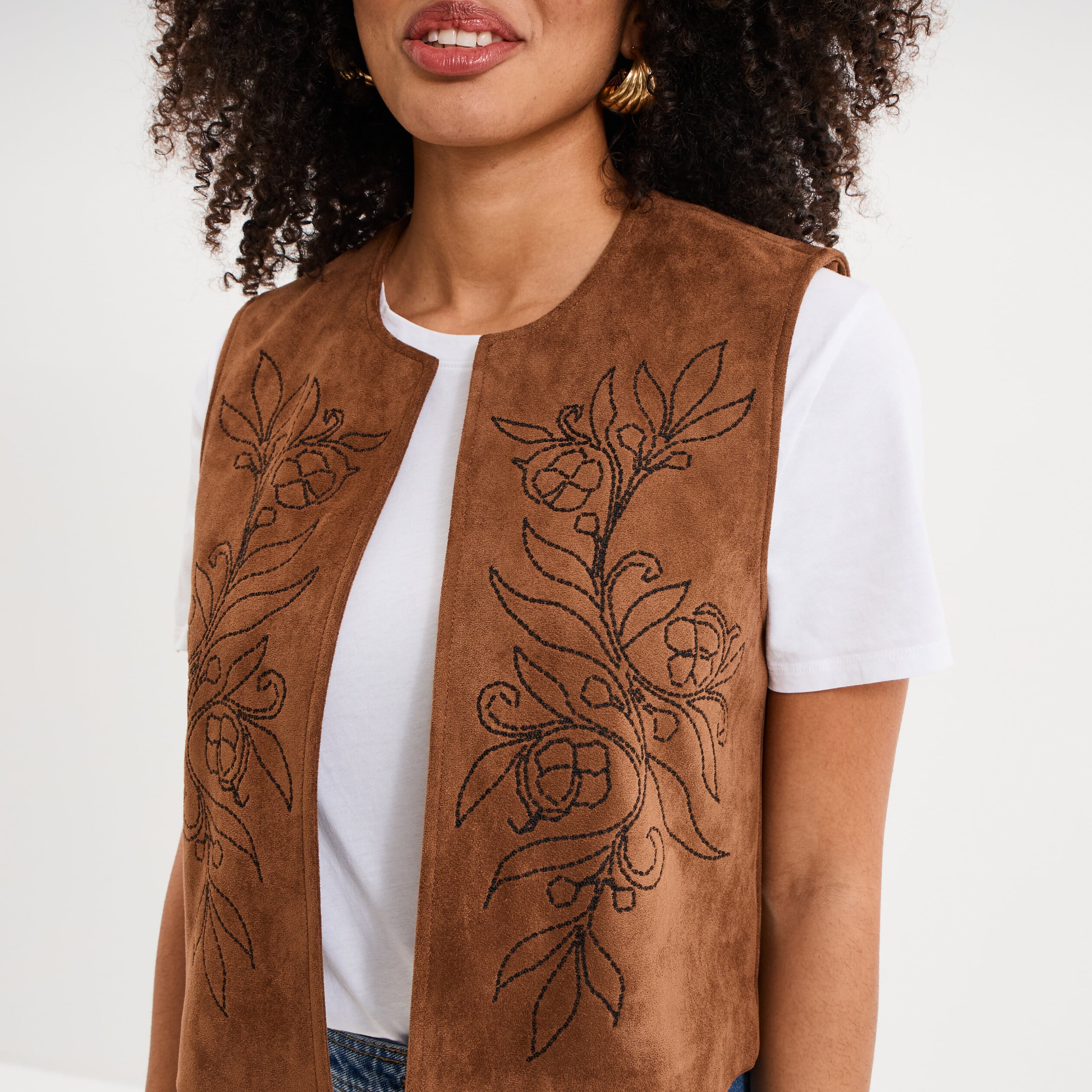 Veste sans manches brod&eacute;e en su&eacute;dine marron femme