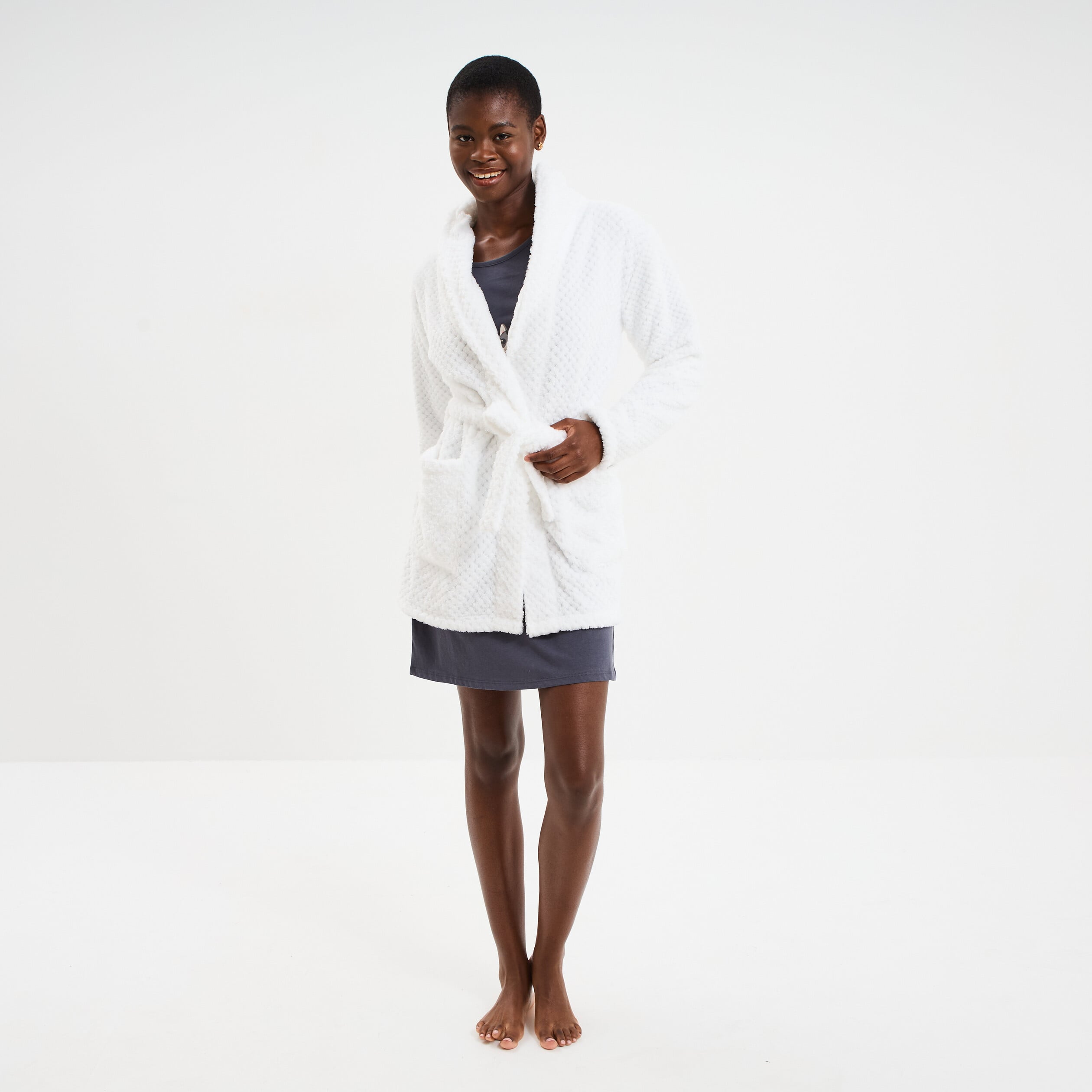 Peignoir mi-long effet polaire ceintur&eacute; blanc femme