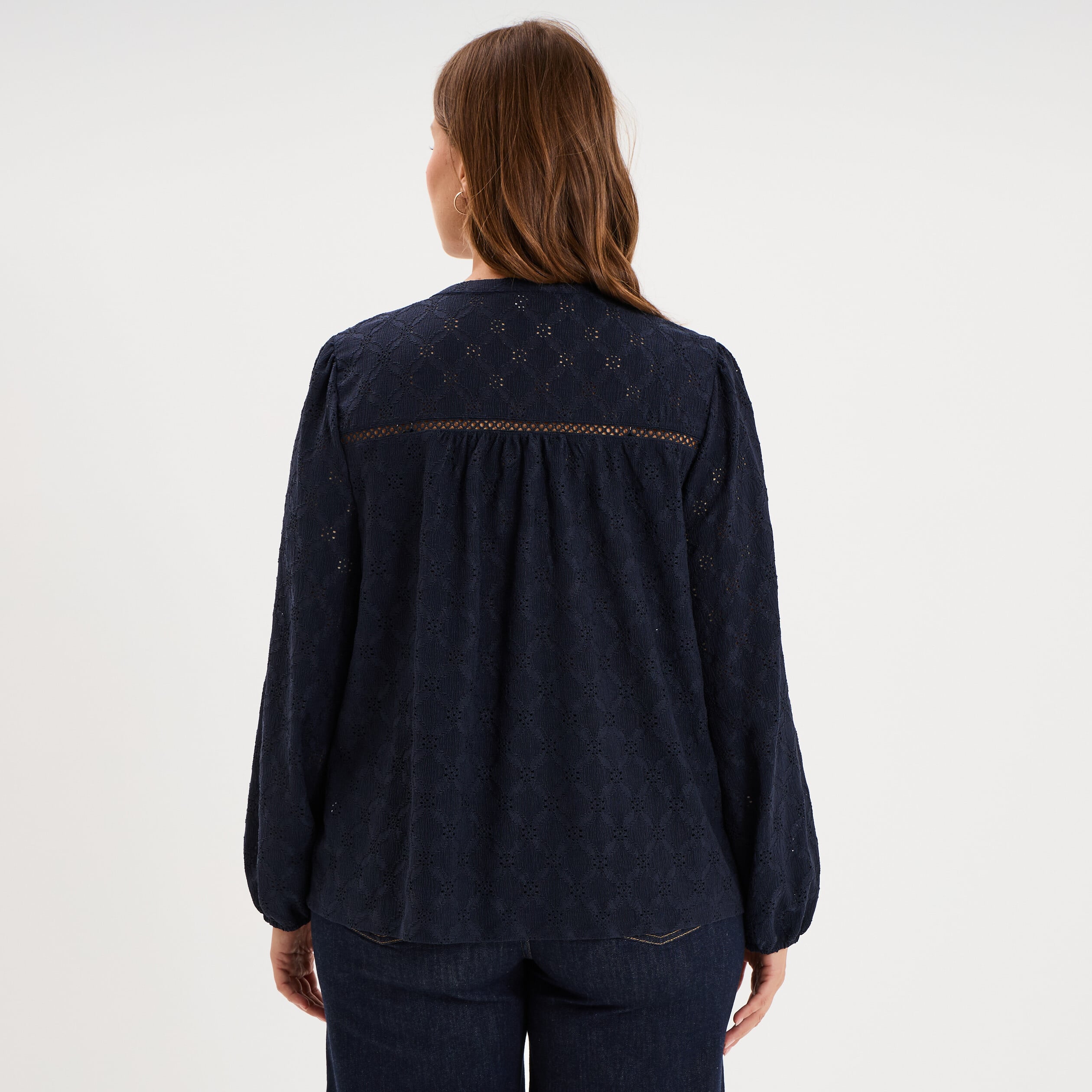 Blouse ajour&eacute;e manches 3/4 col tunisien bleu fonc&eacute; femme grande taille