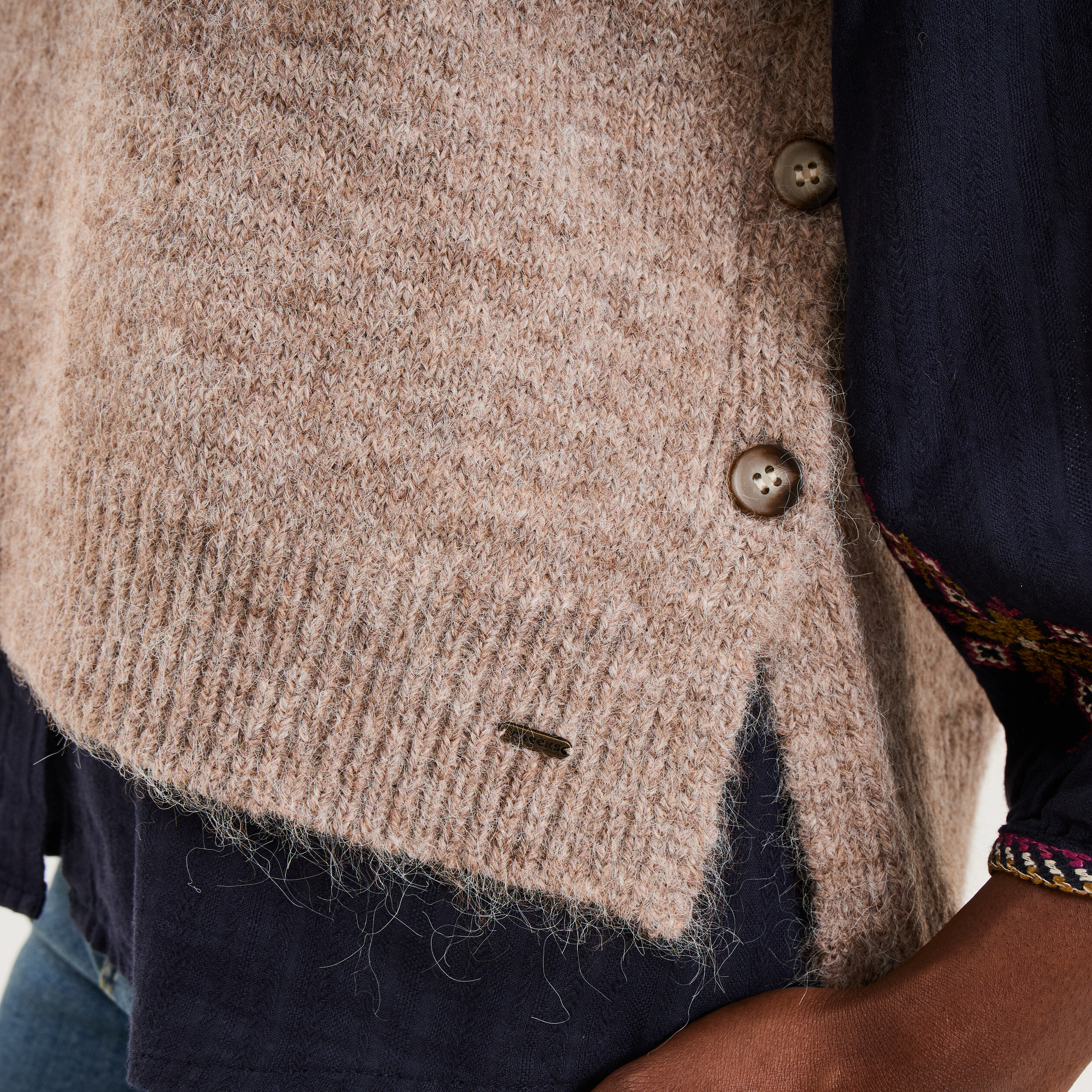Pull col rond sans manches &agrave; boutons beige femme