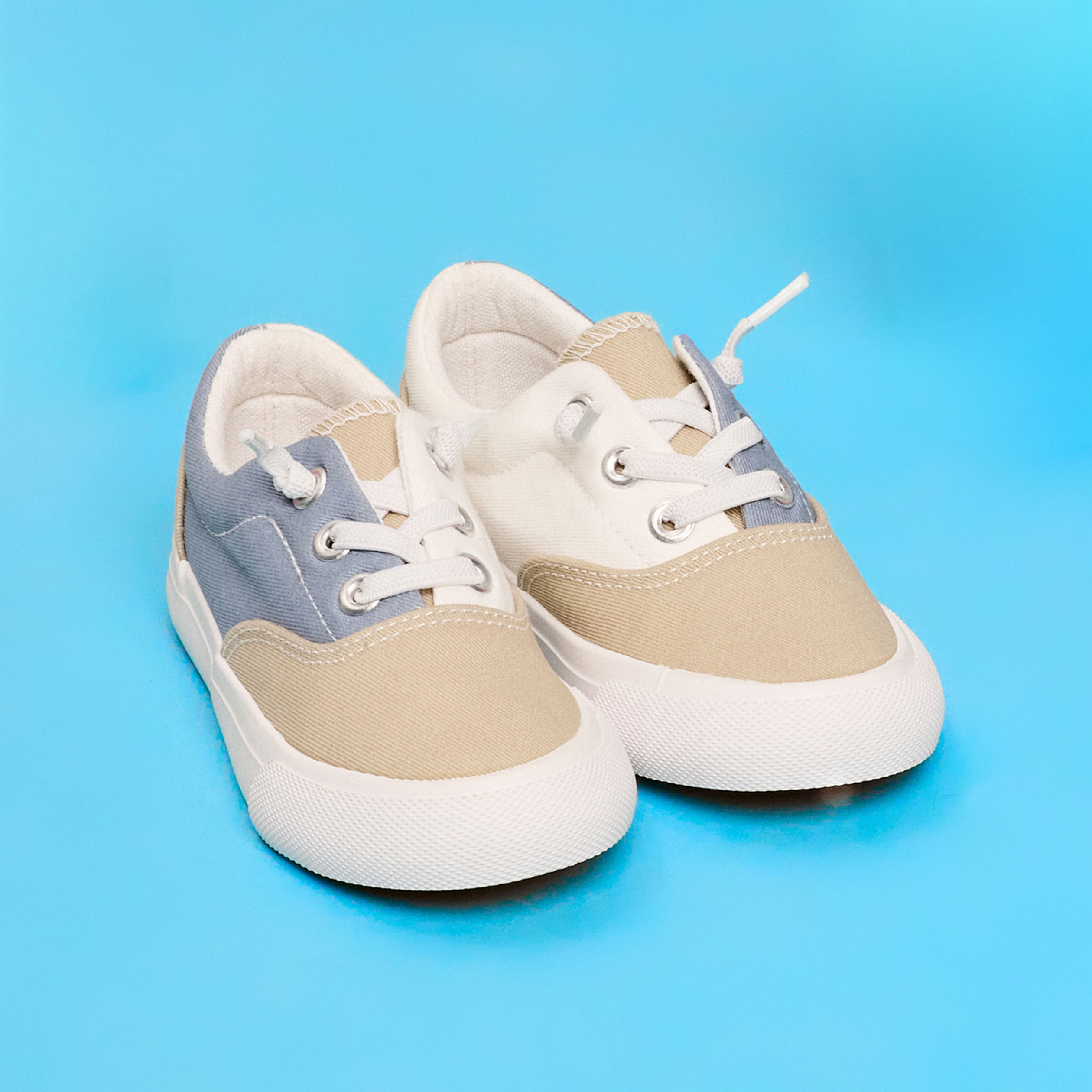 Tennis basses en toile bleu gar&ccedil;on