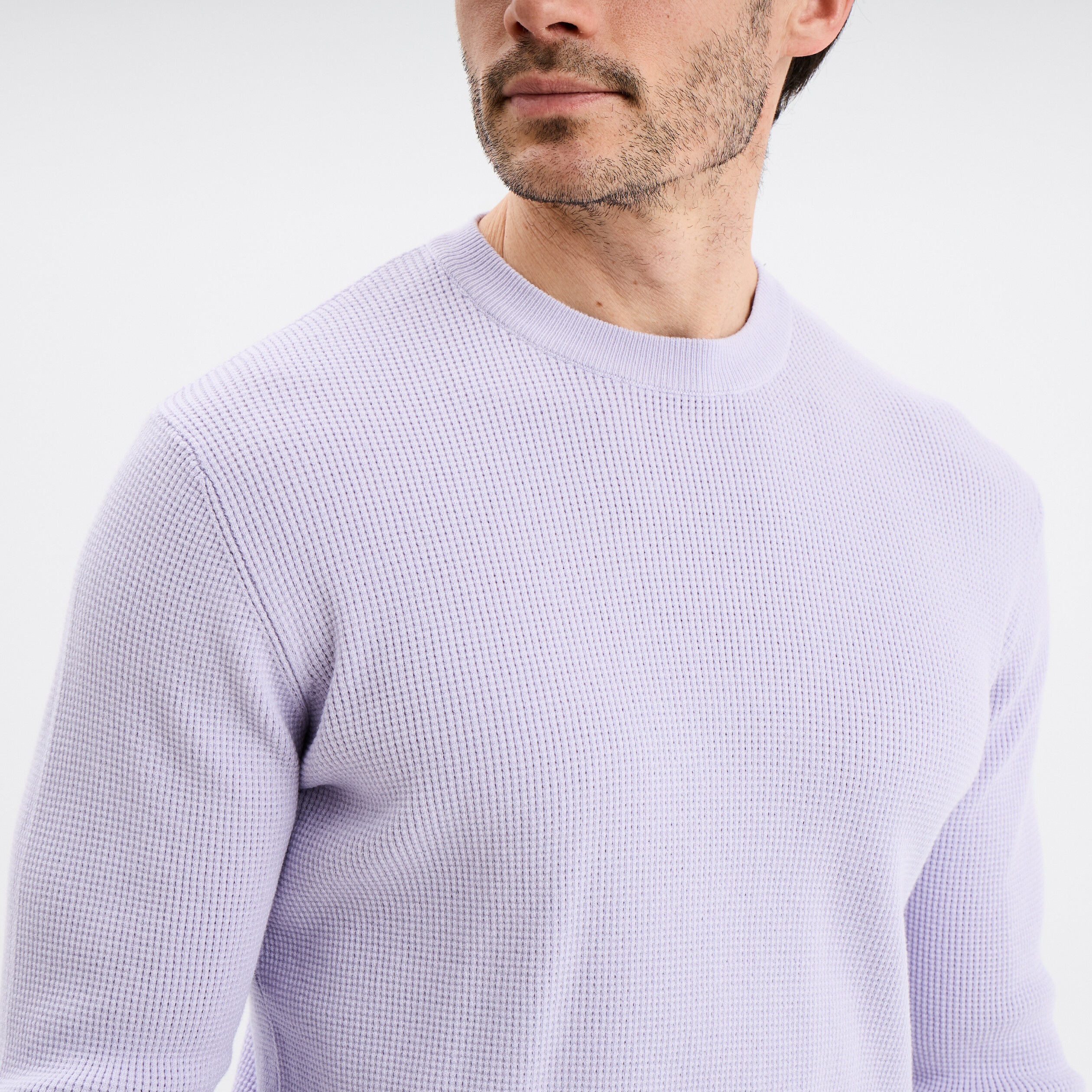 Pull en maille textur&eacute;e col rond parme homme