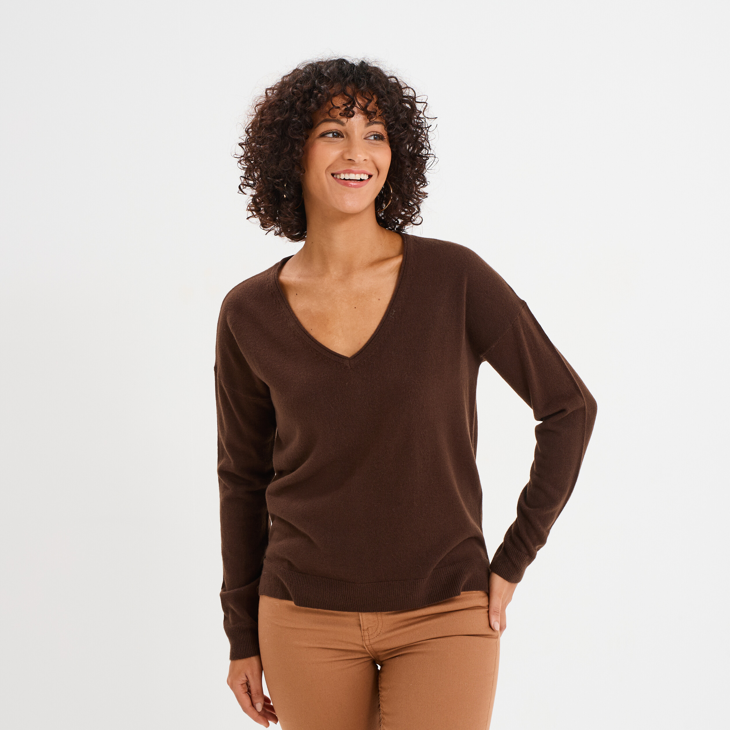 Pull col en V manches longues marron fonc&eacute; femme