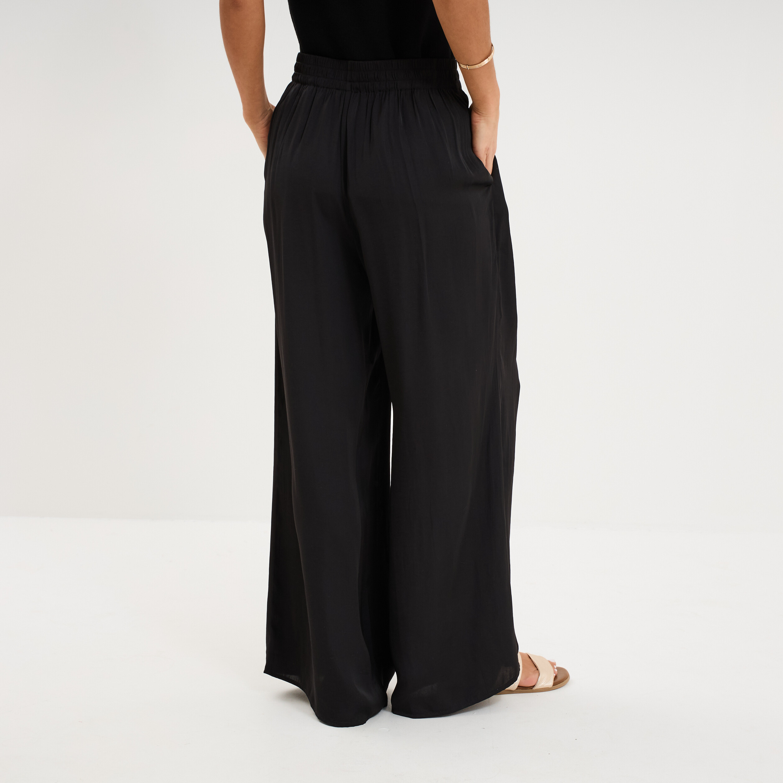 Pantalon large fluide effet satin&eacute; noir femme