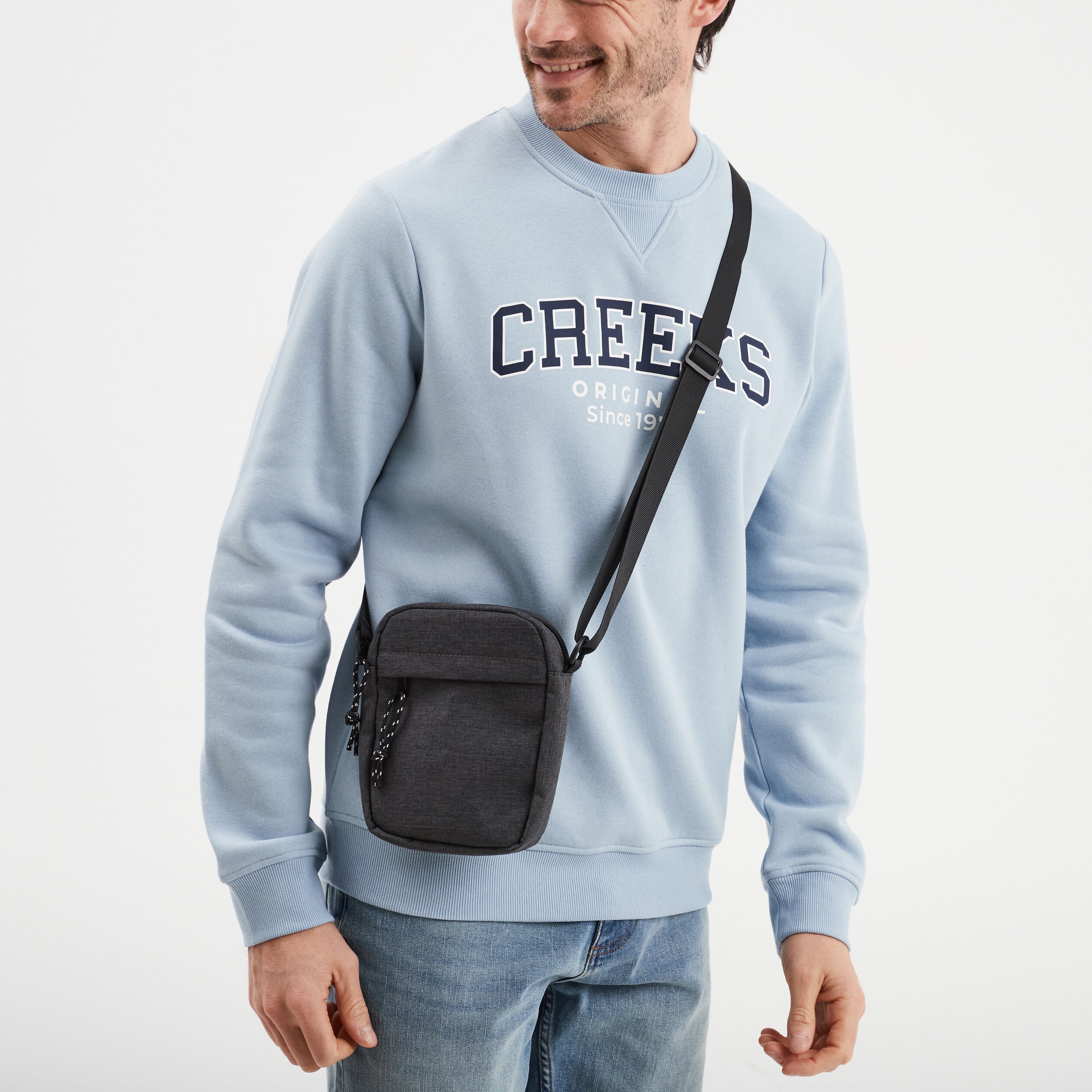 Sac pochette en bandouli&egrave;re gris fonc&eacute; homme