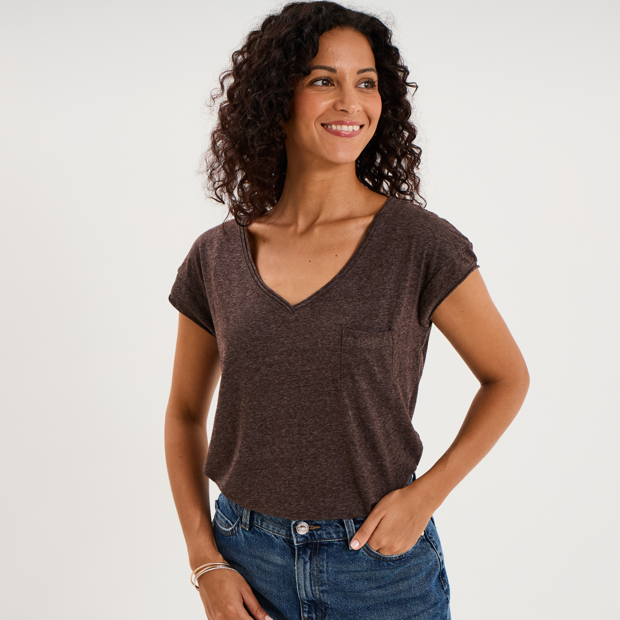T-shirt col v poche poitrine marron fonc&eacute; femme