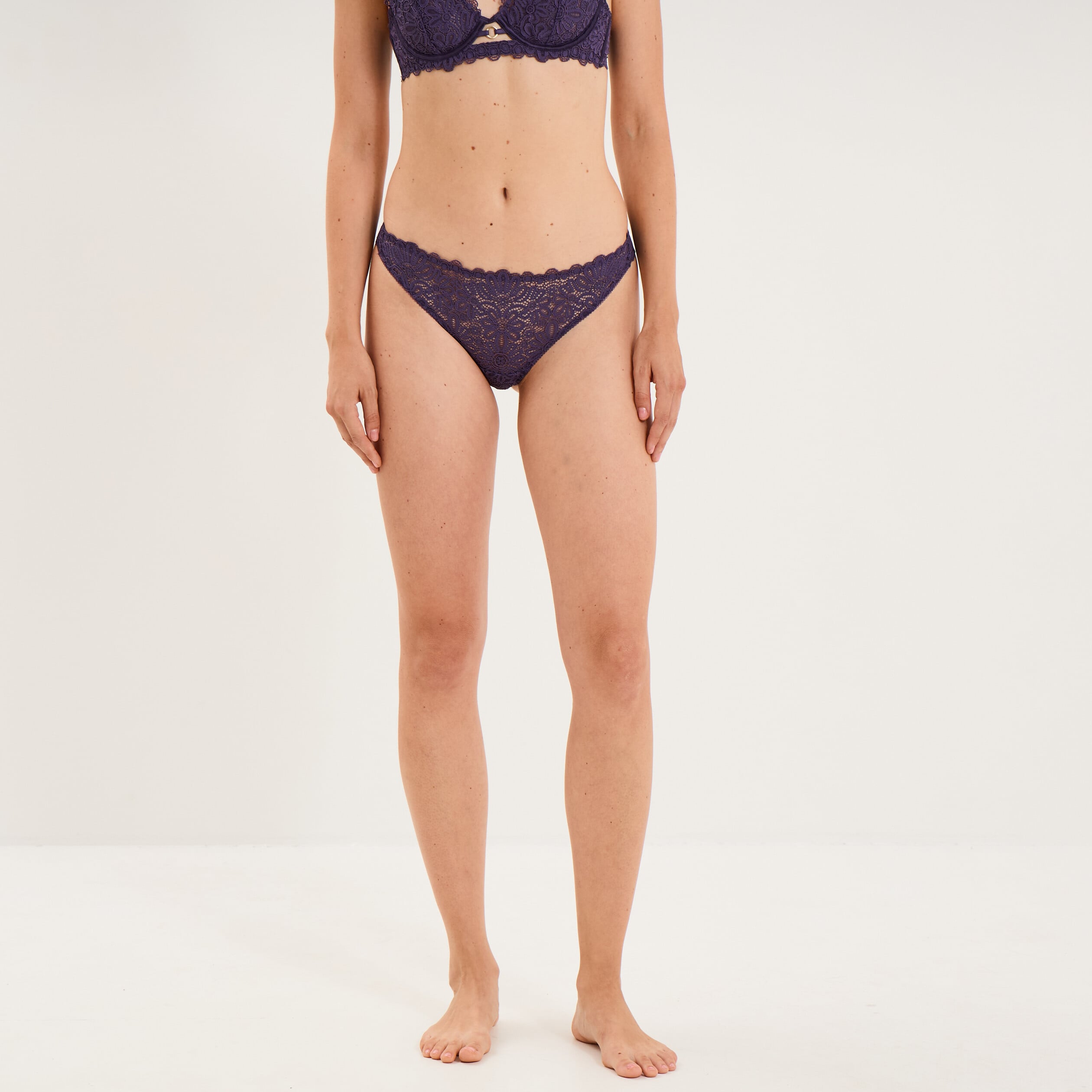Tanga en dentelle violet femme