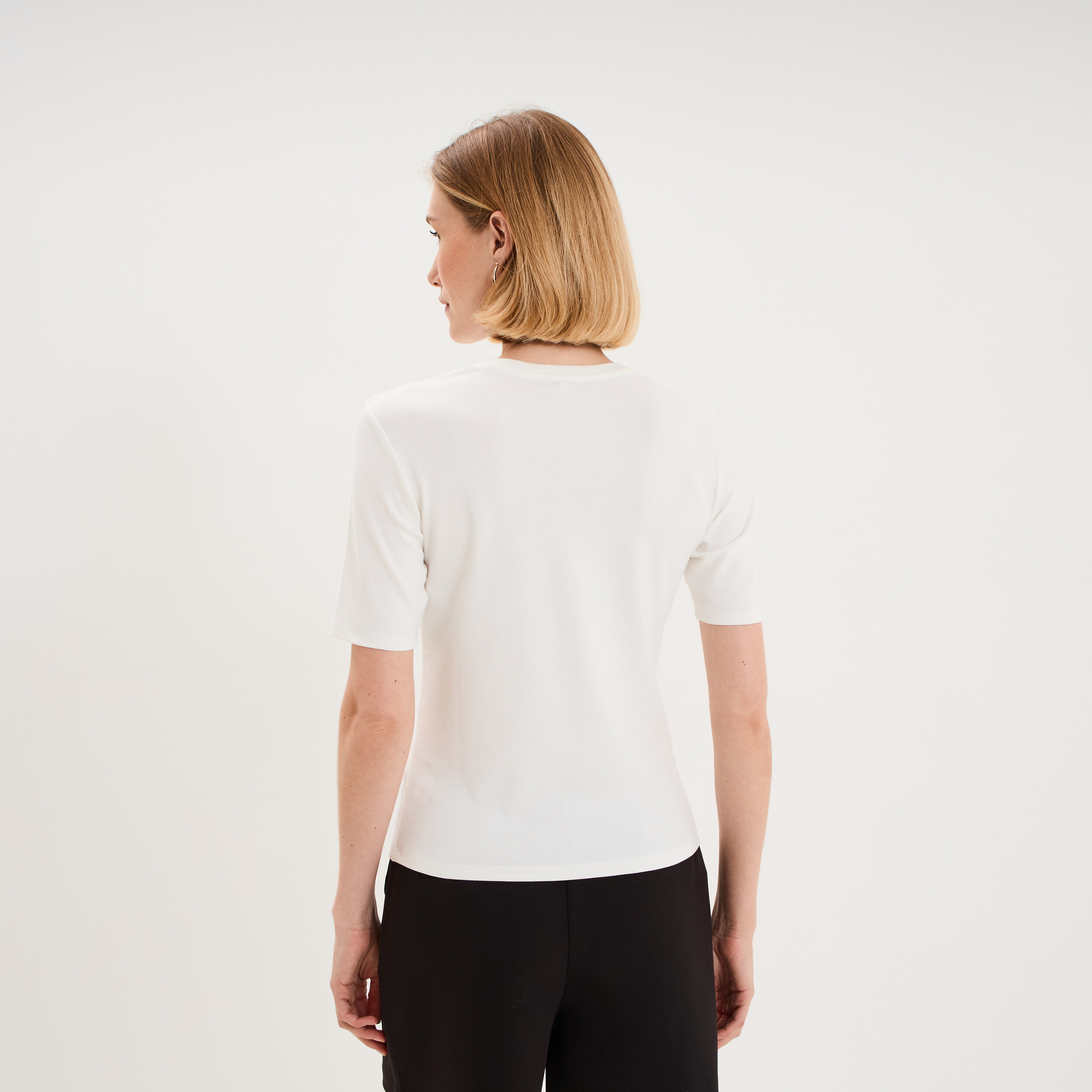 T-shirt col rond manches courtes ajust&eacute; blanc femme