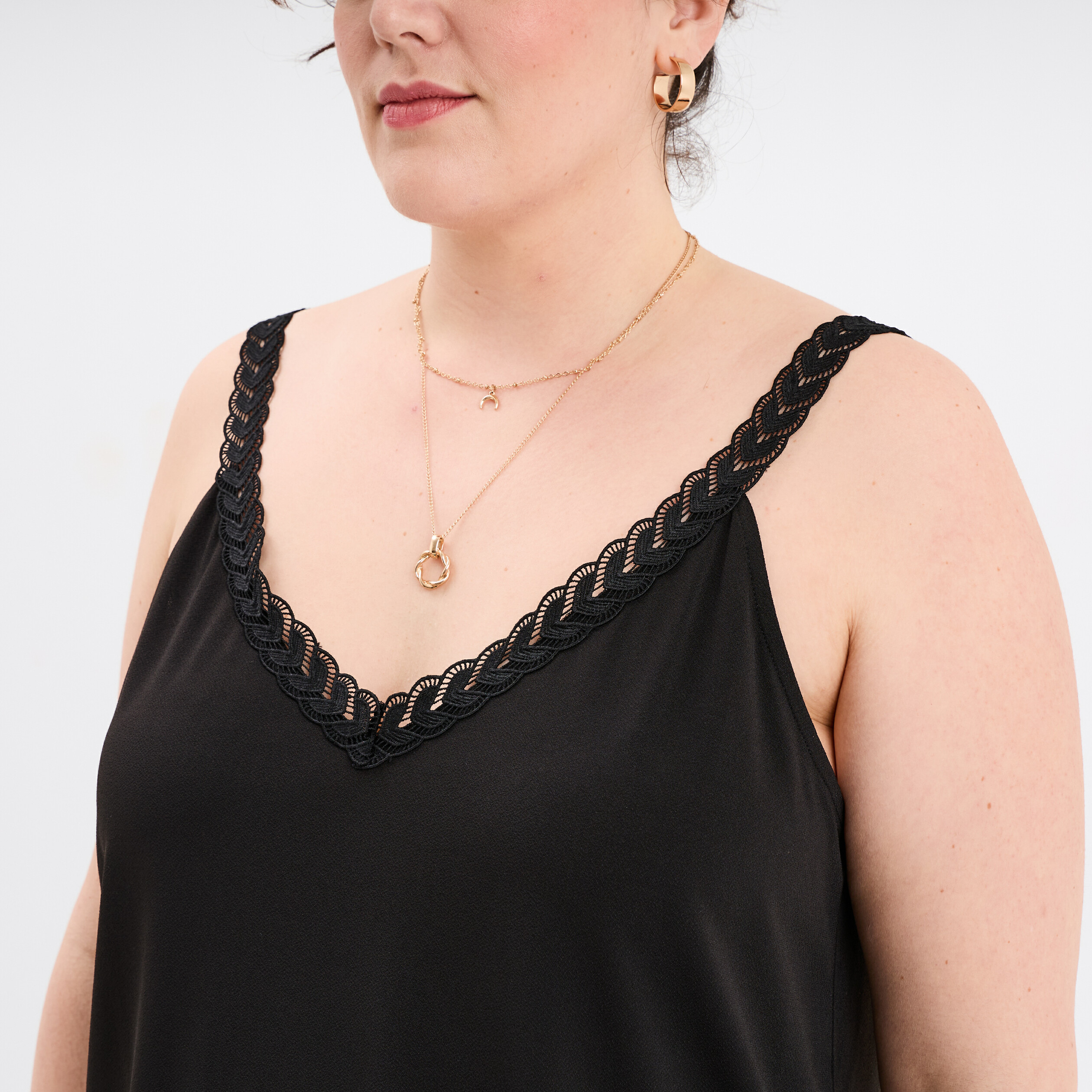 debardeur col v bretelle macramee noir femmegt Débardeur col V bretelle macramée noir femme grande taille