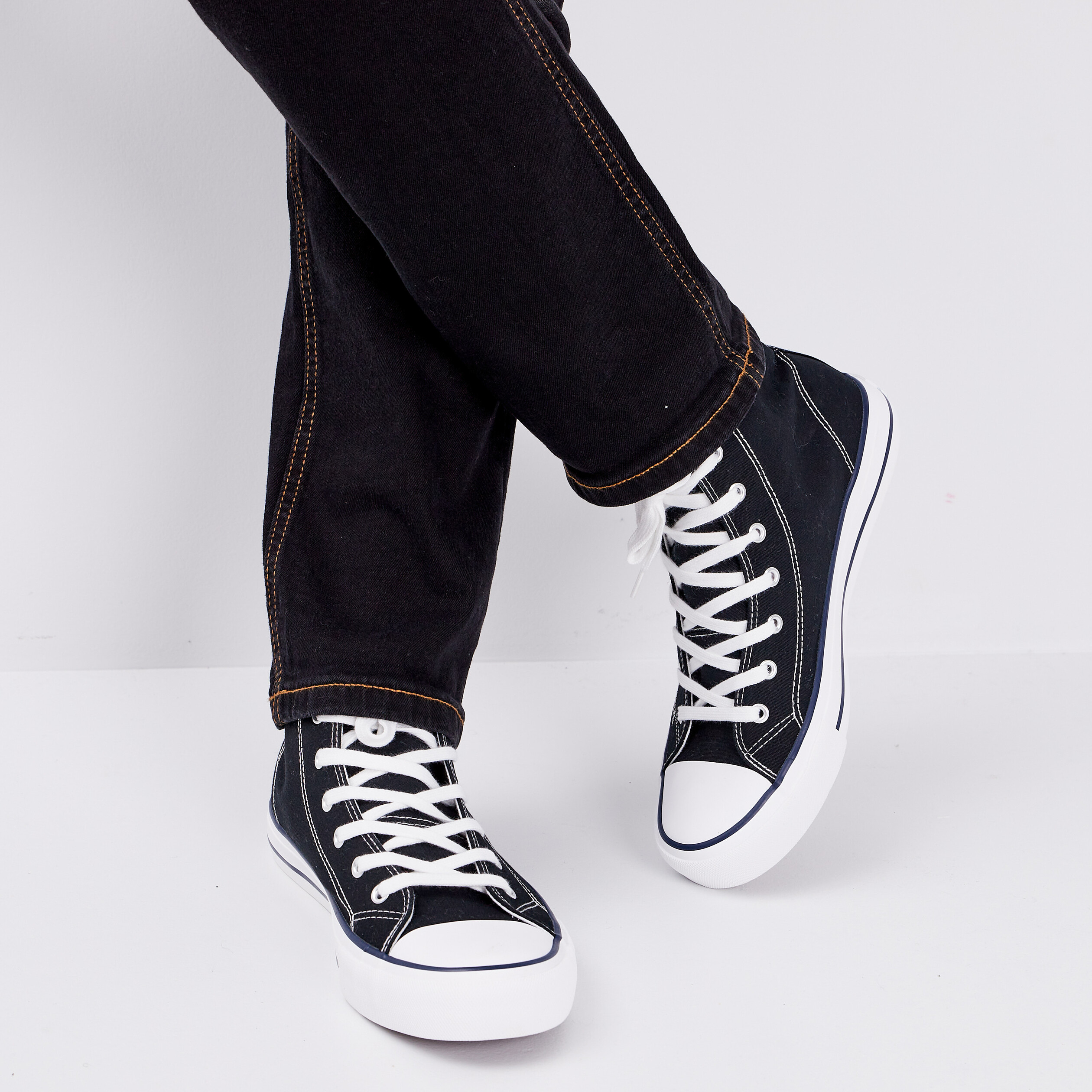 Baskets &agrave; lacets montantes en toile noir homme
