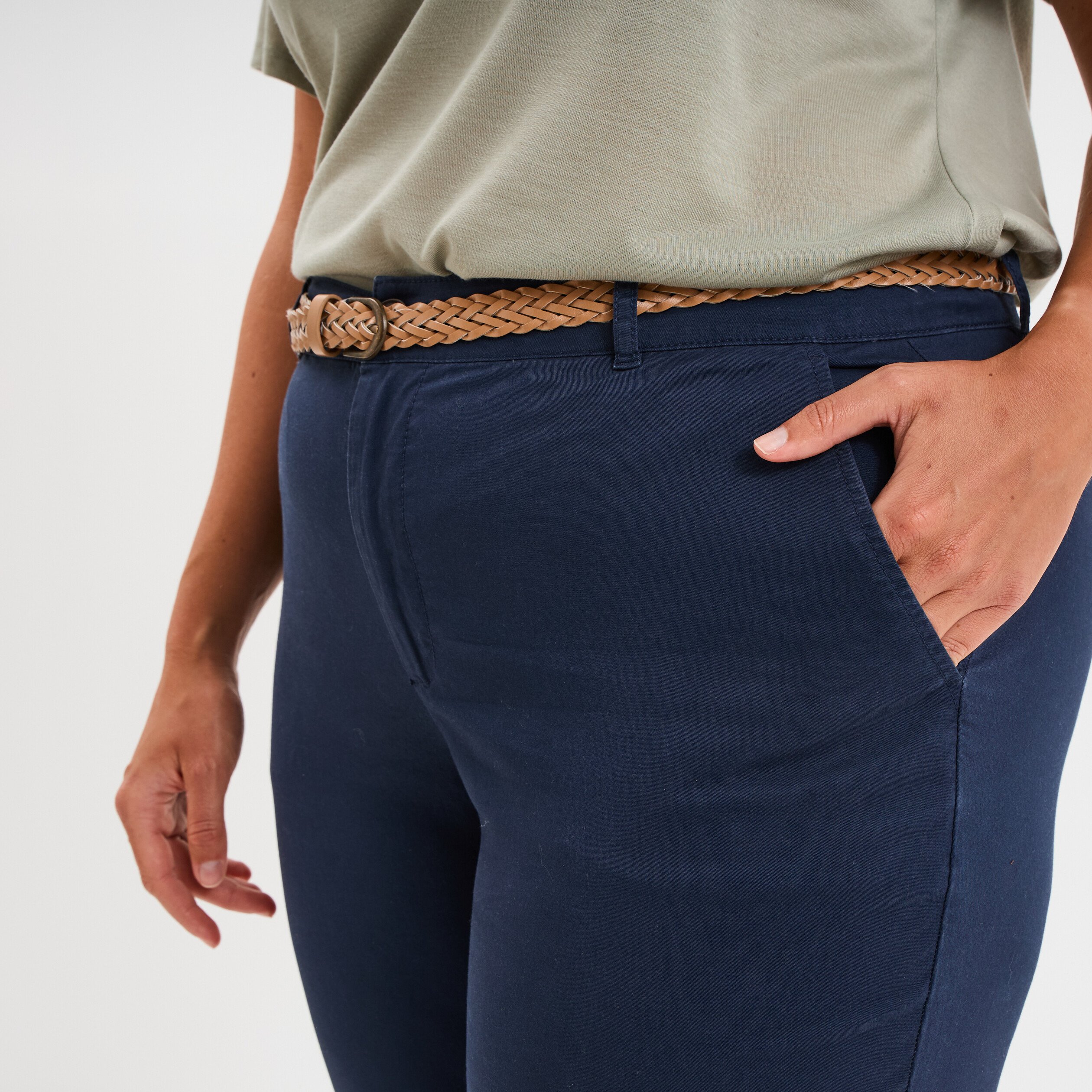 pantalon chino cigarette ceinture coton bleu marine femmegt Pantalon chino cigarette ceinturé coton bleu marine femme grande taille