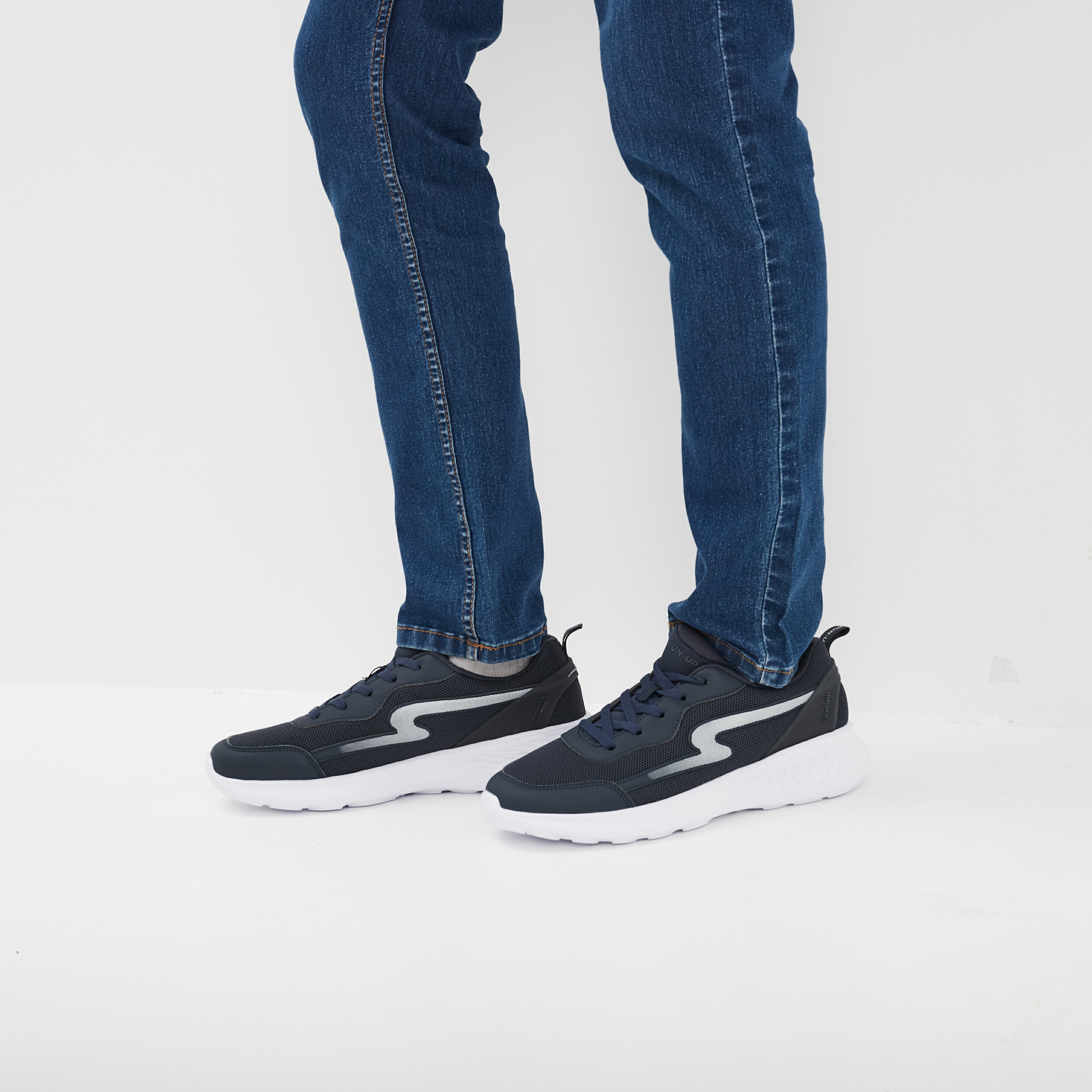 Baskets running &agrave; lacets bleu fonc&eacute; homme