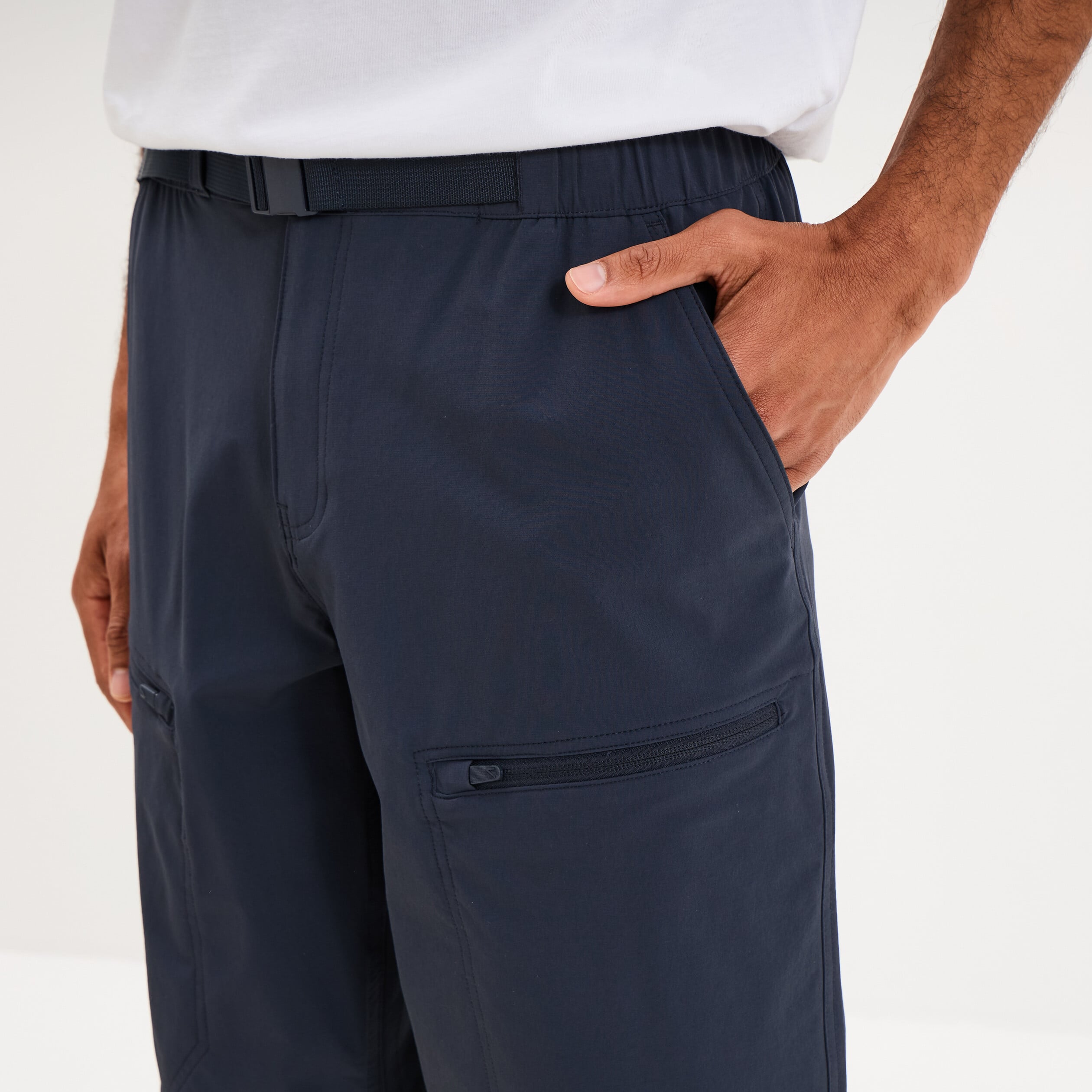Short de randonn&eacute;e respirant gris fonc&eacute; homme