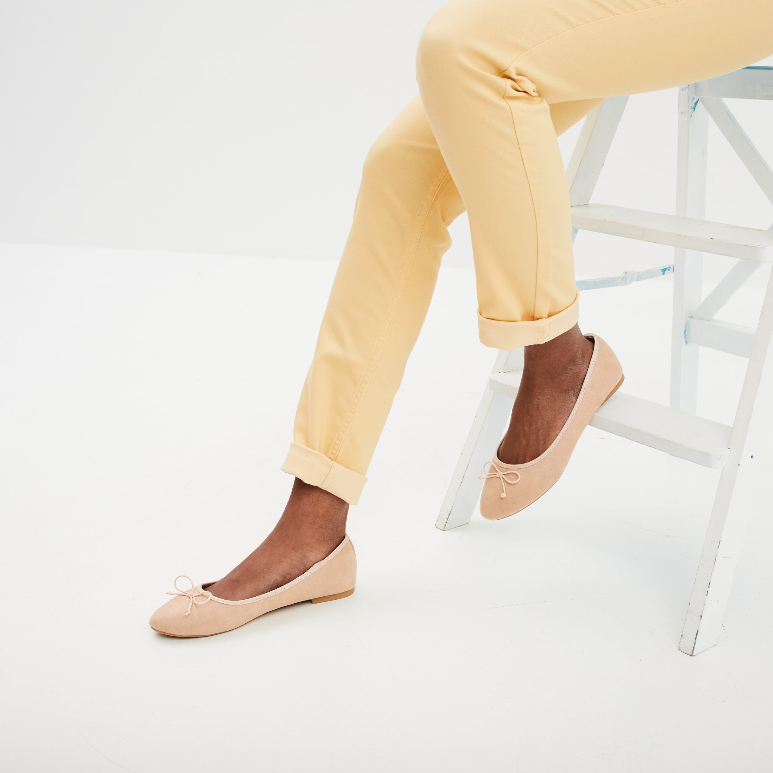 Ballerines plates avec noeuds sable femme
