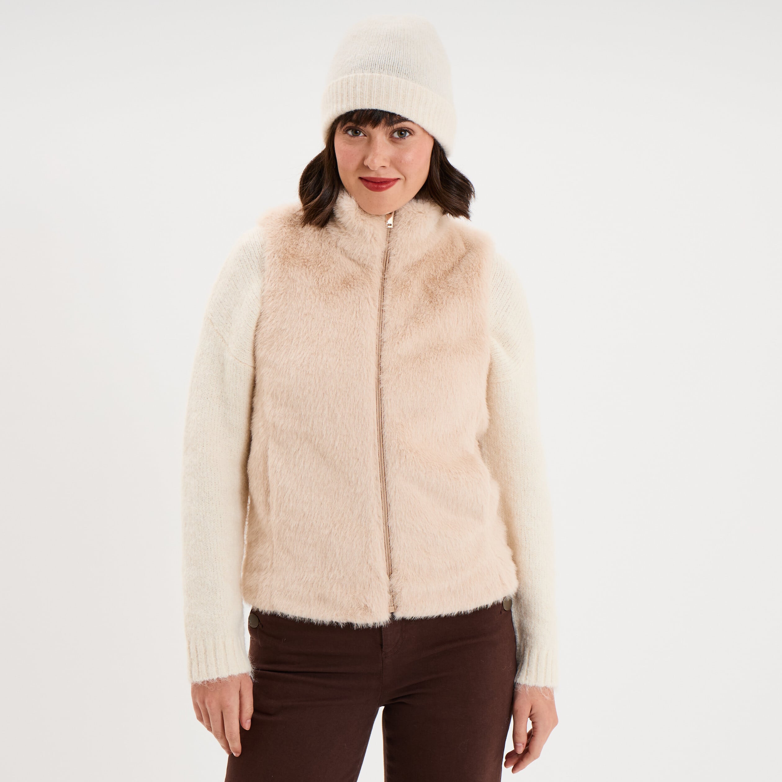 Gilet fausse fourrure col montant zipp&eacute; beige femme