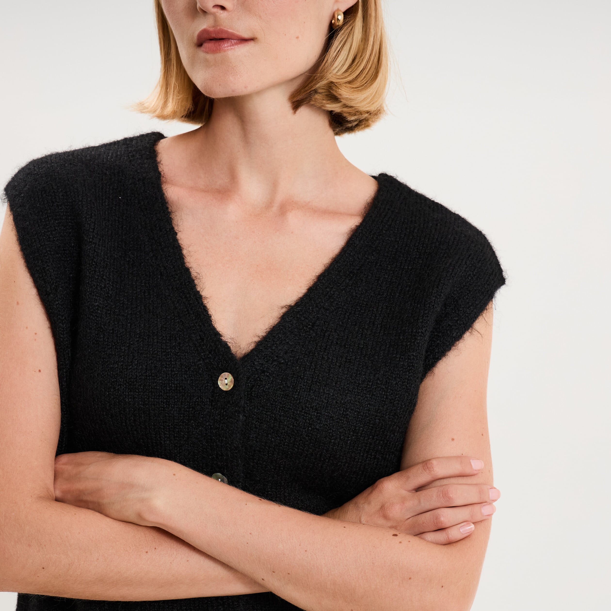 Gilet sans manches col V boutonn&eacute; noir femme