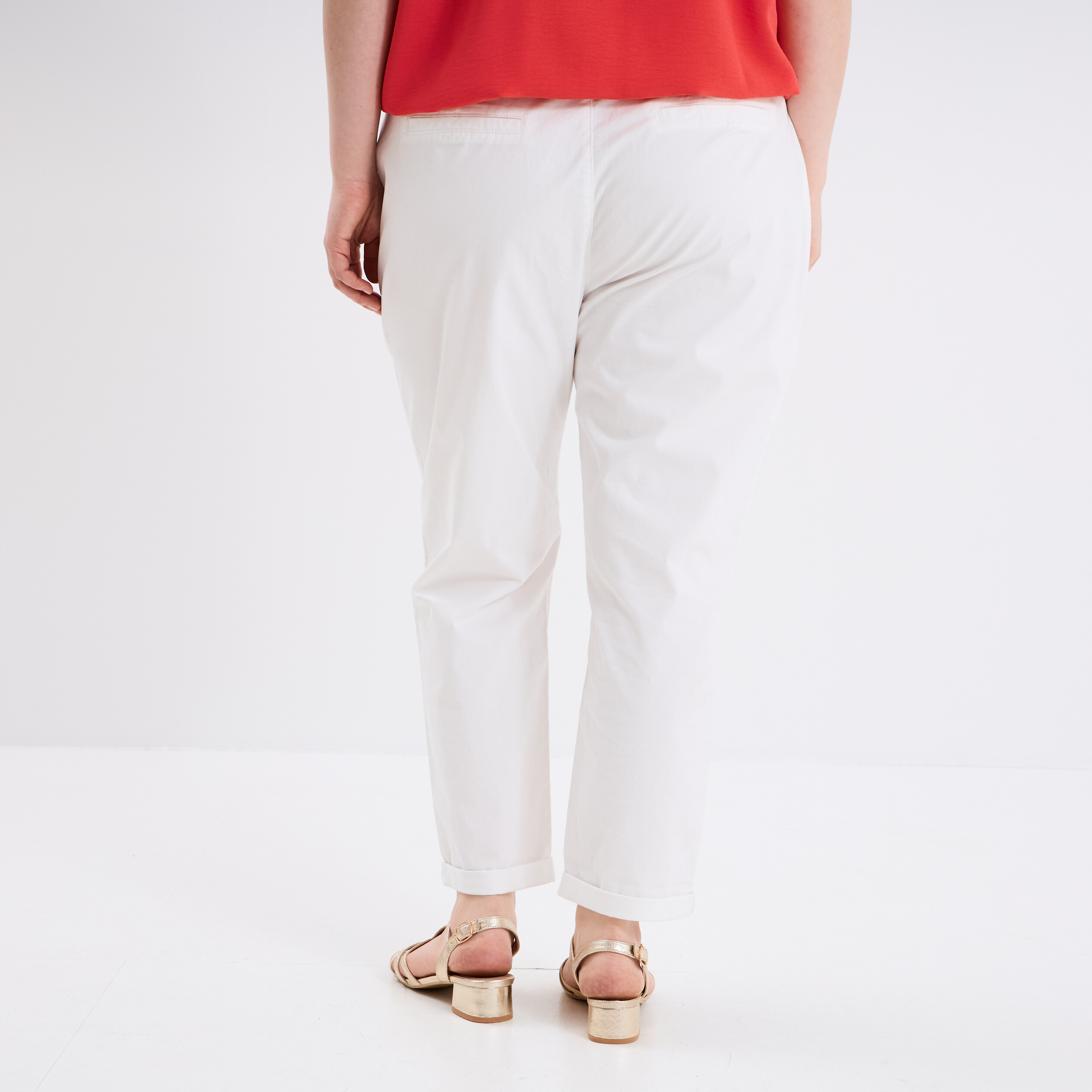 pantalon chino cigarette ceinture coton blanc femmegt Pantalon chino cigarette ceinturé coton blanc femme grande taille