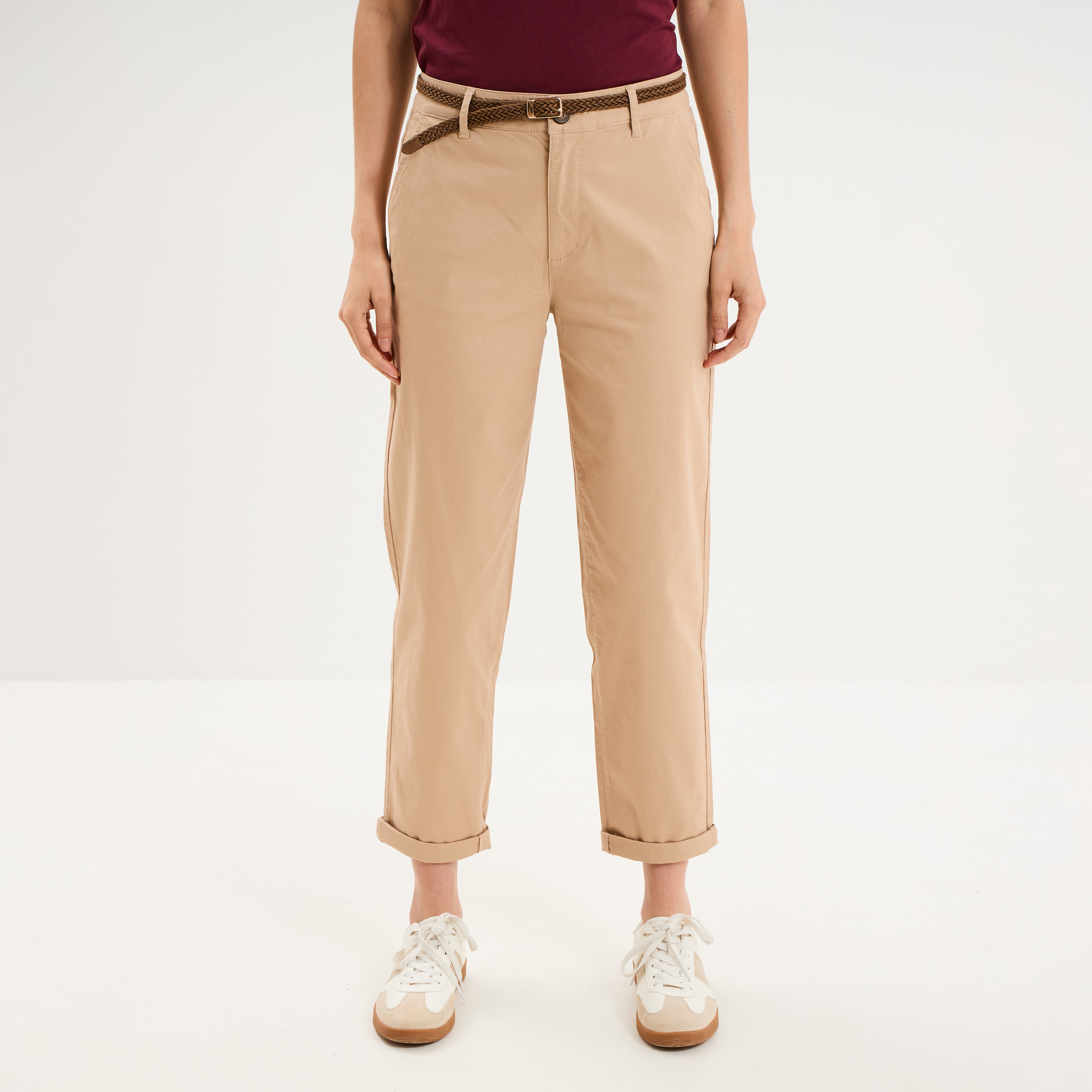 Pantalon chino regular ceinture tress&eacute;e sable femme