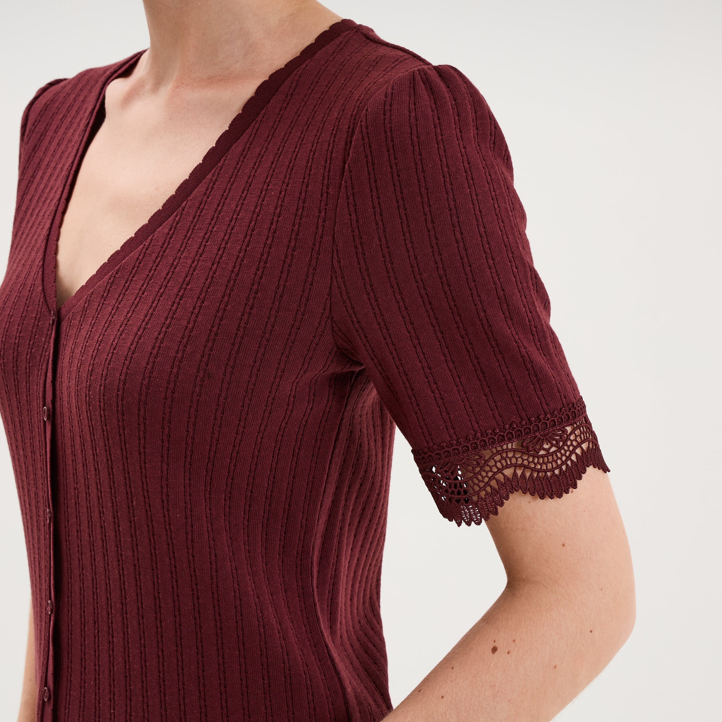 Blouse manches courtes col V dentelle violet fonc&eacute; femme