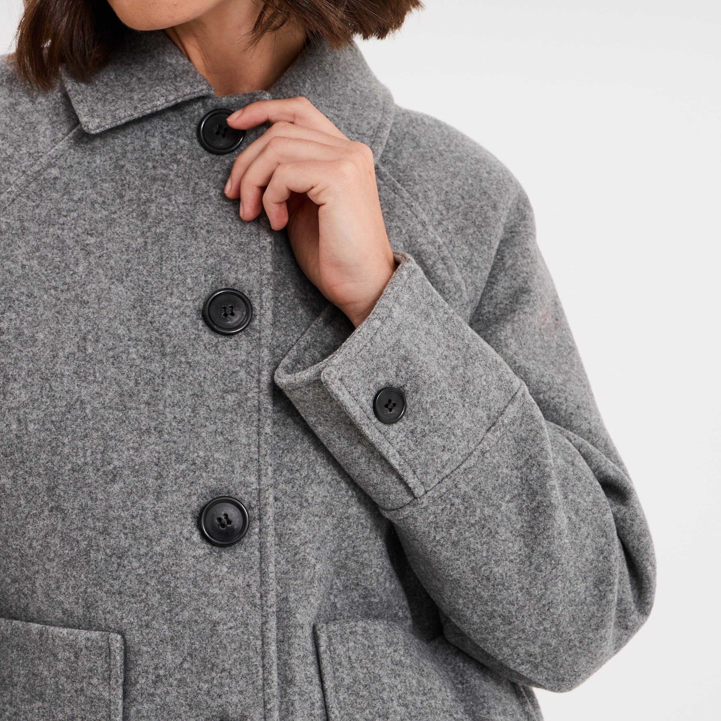Veste courte oversize boutonn&eacute;e gris femme
