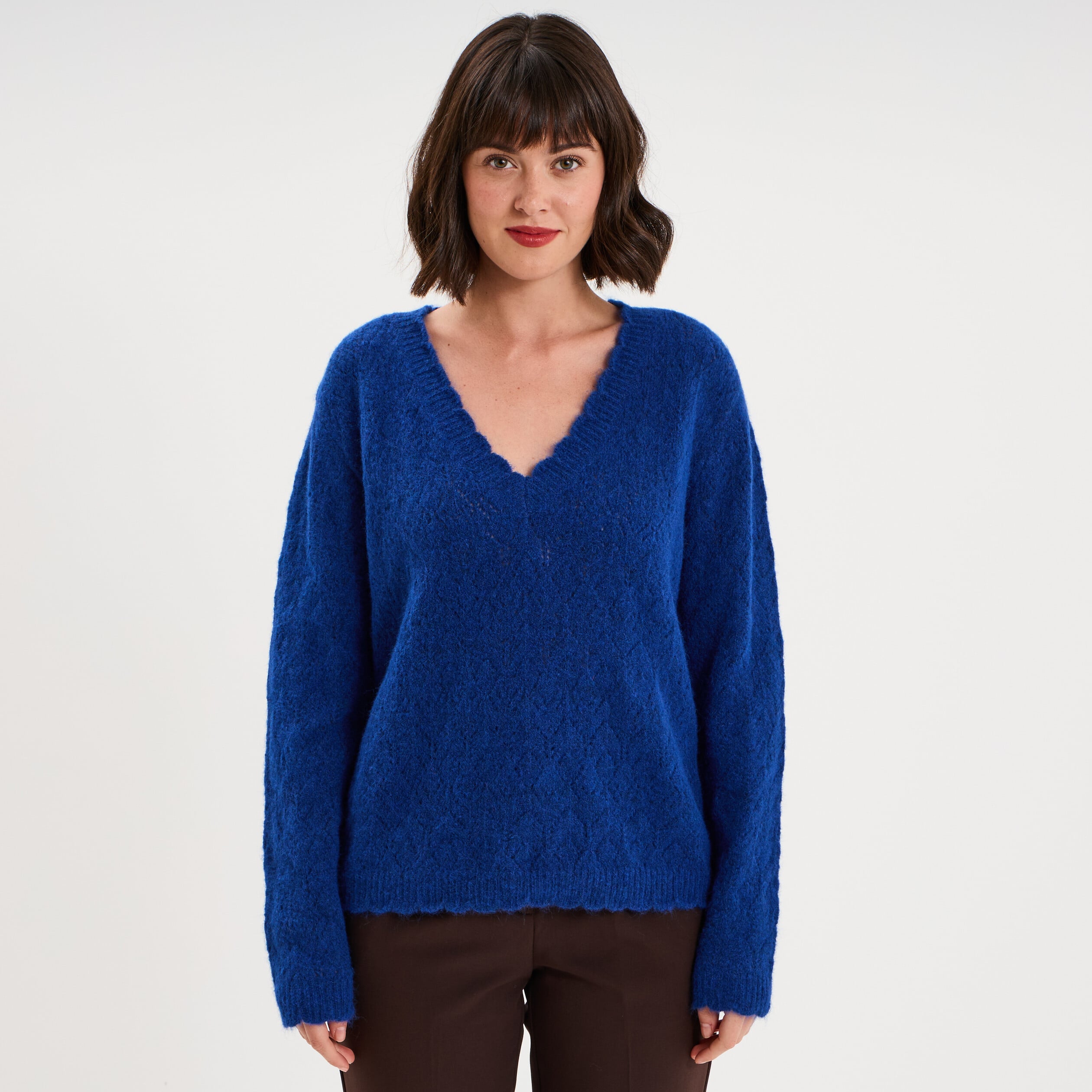 Pull col V ajour&eacute; manches longues bleu roi femme