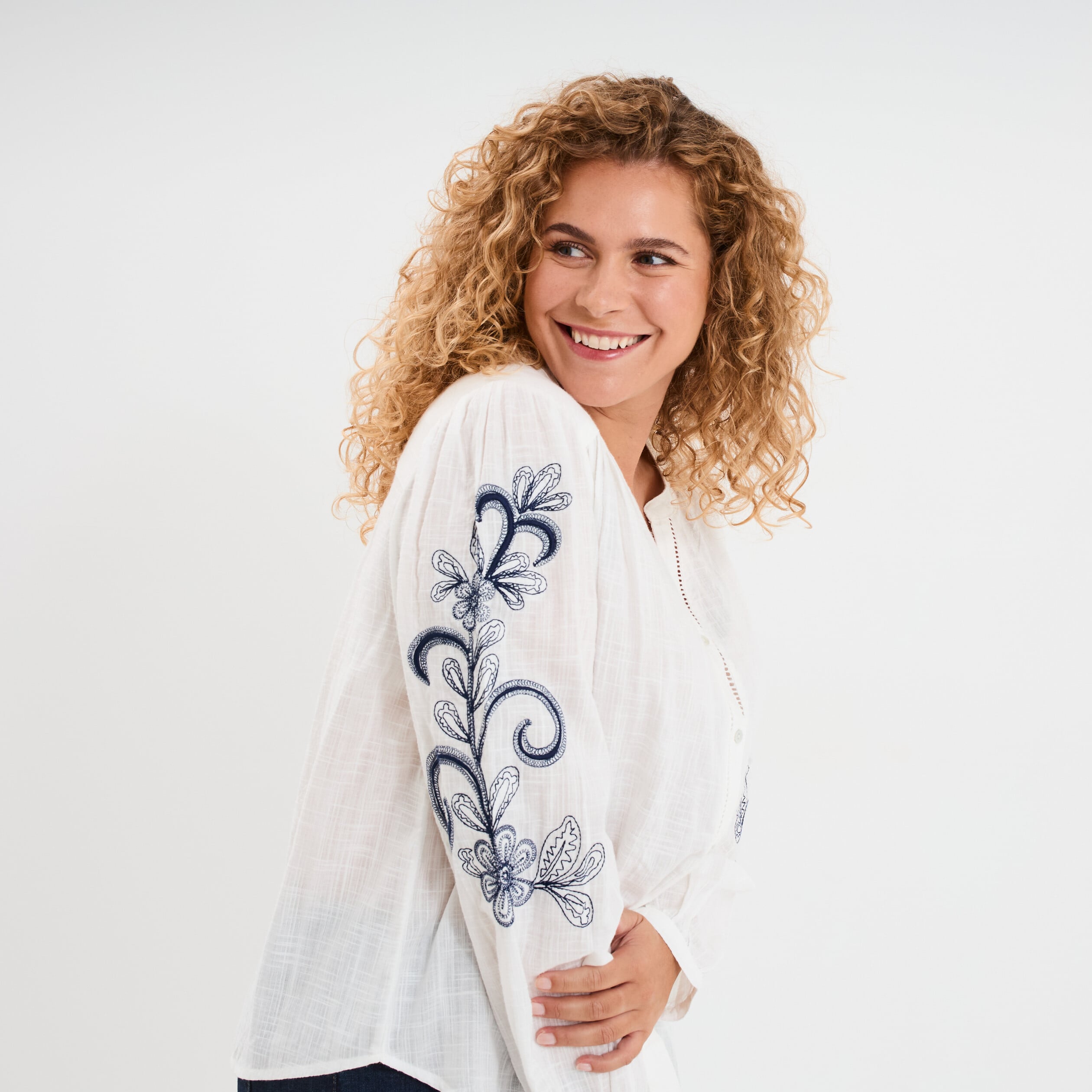 Blouse manches brod&eacute;es col tunisien blanc femme grande taille
