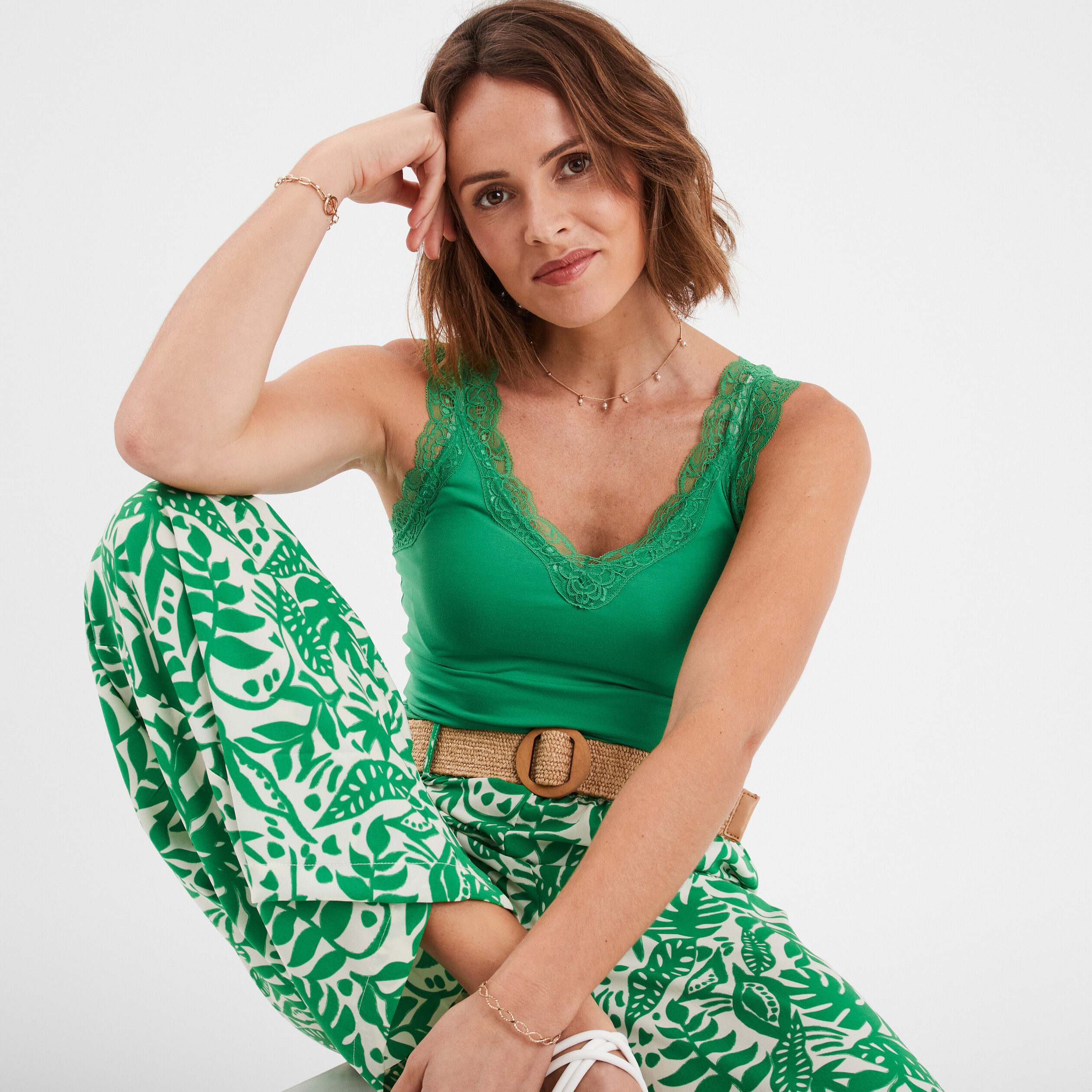 debardeur ajuste detail dentelle vert femme Débardeur ajusté détail dentelle vert femme