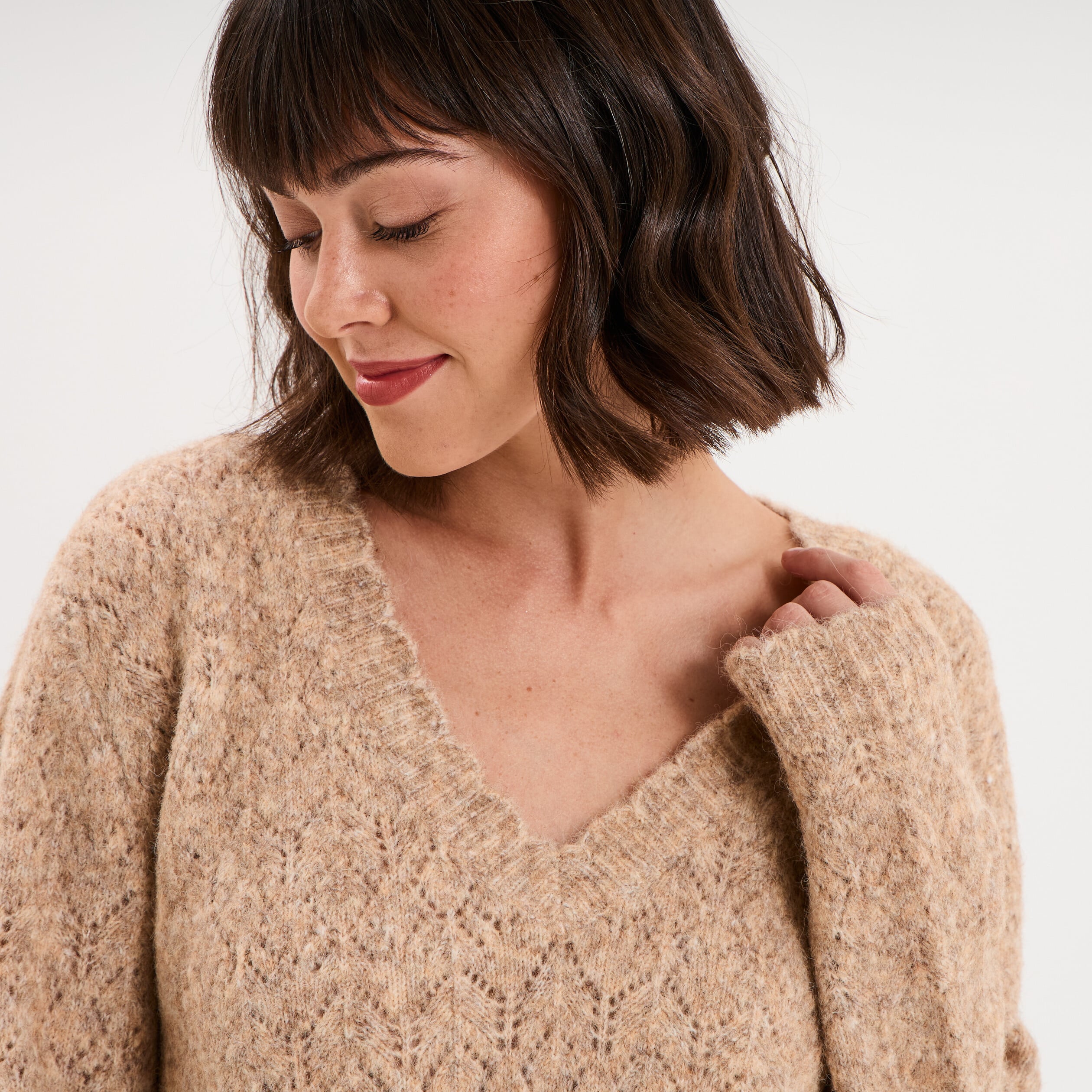 Pull col V ajour&eacute; manches longues beige femme