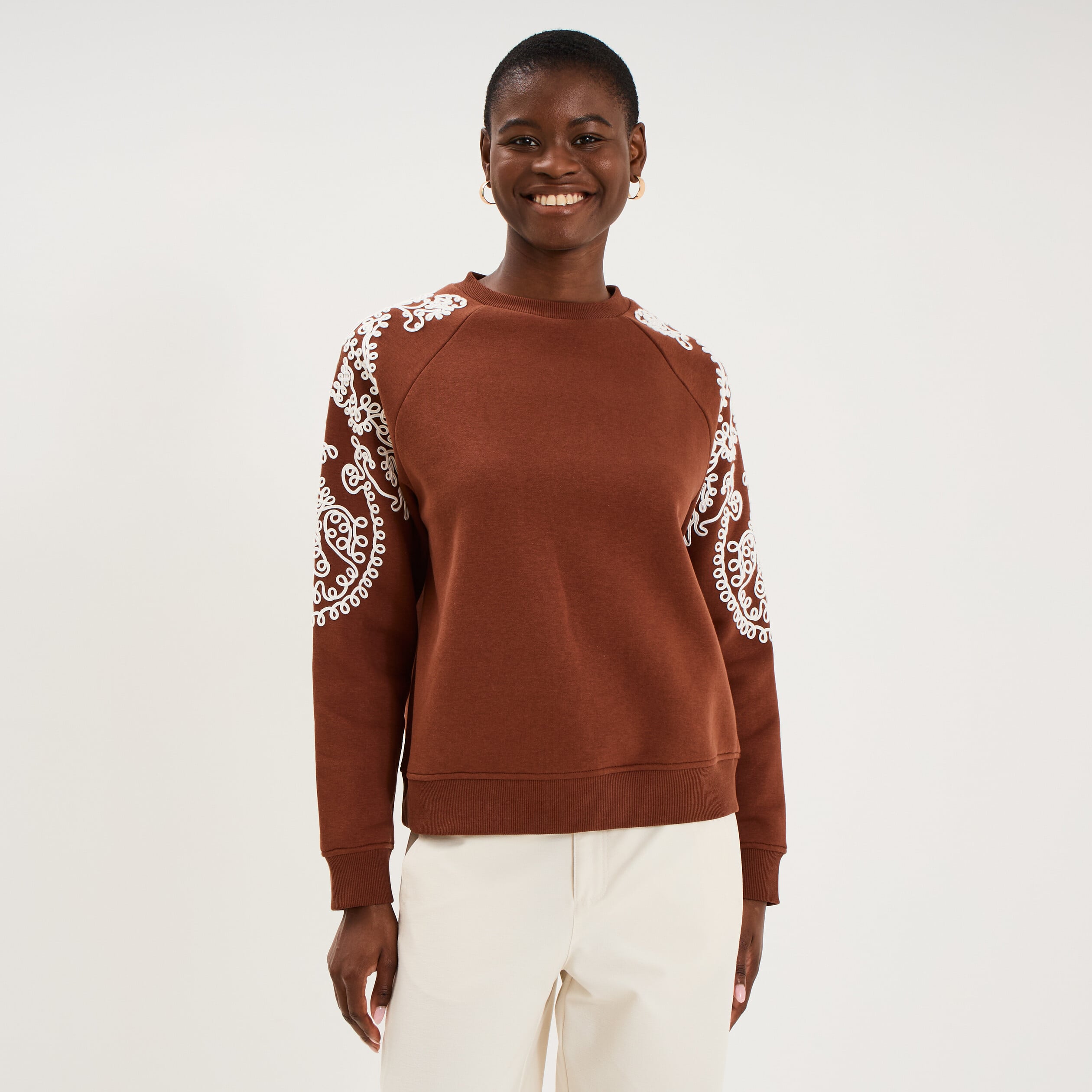 Sweat manches brod&eacute;es col rond marron fonc&eacute; femme