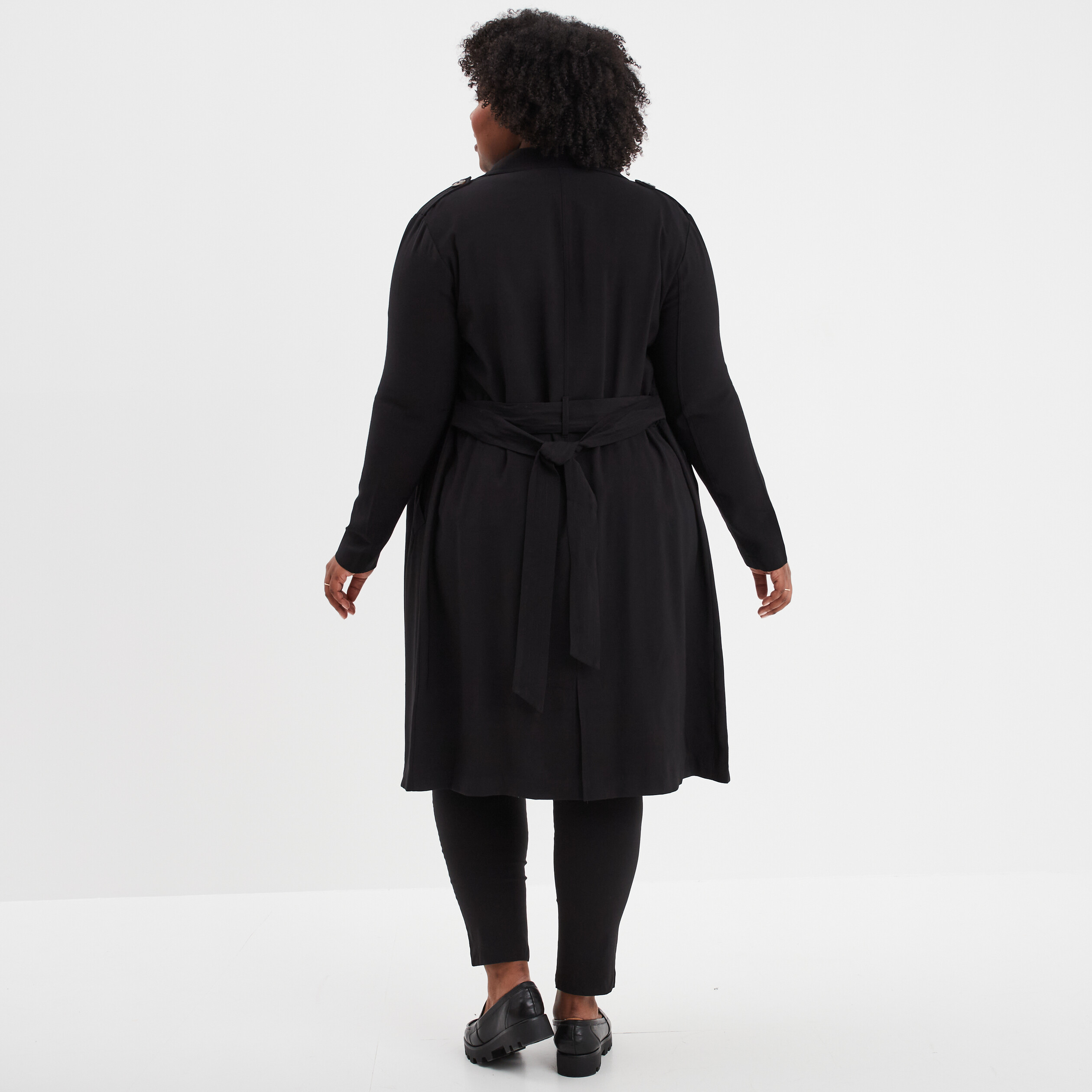trench fluide long boutonne noir femmegt Trench fluide long boutonné noir femme grande taille