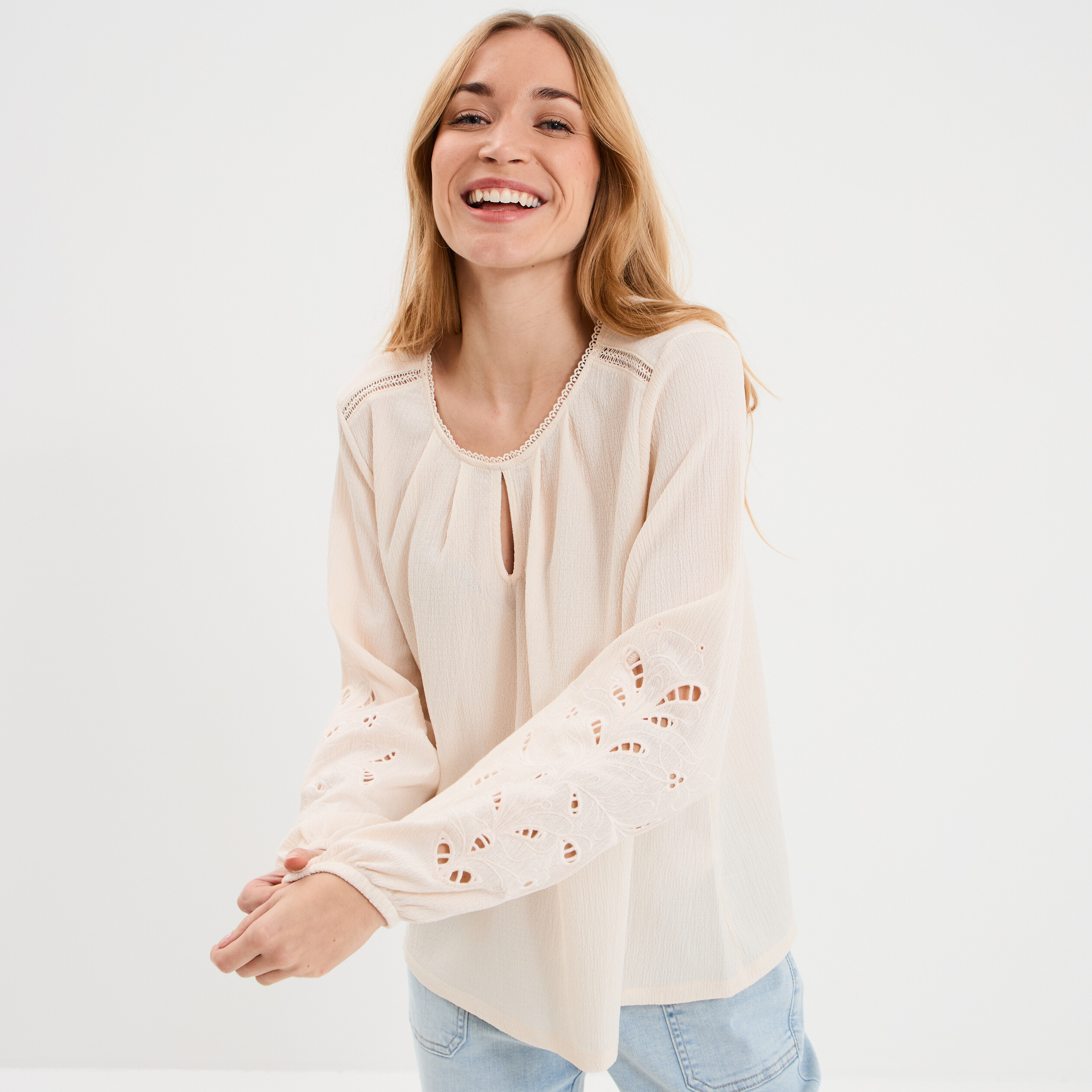Blouse manches brod&eacute;es ajour&eacute;es coton beige femme