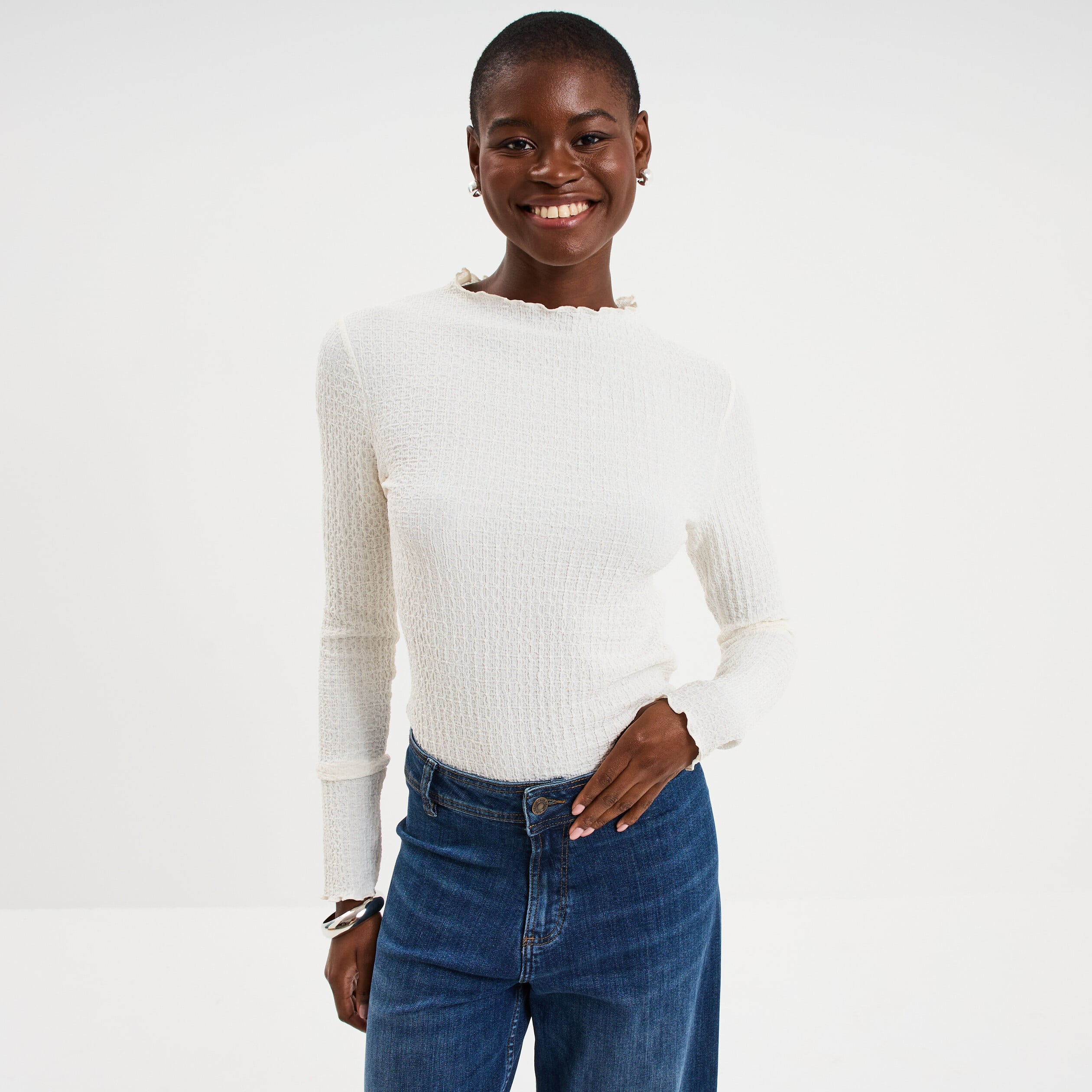 T-shirt effet gaufr&eacute; col montant blanc femme