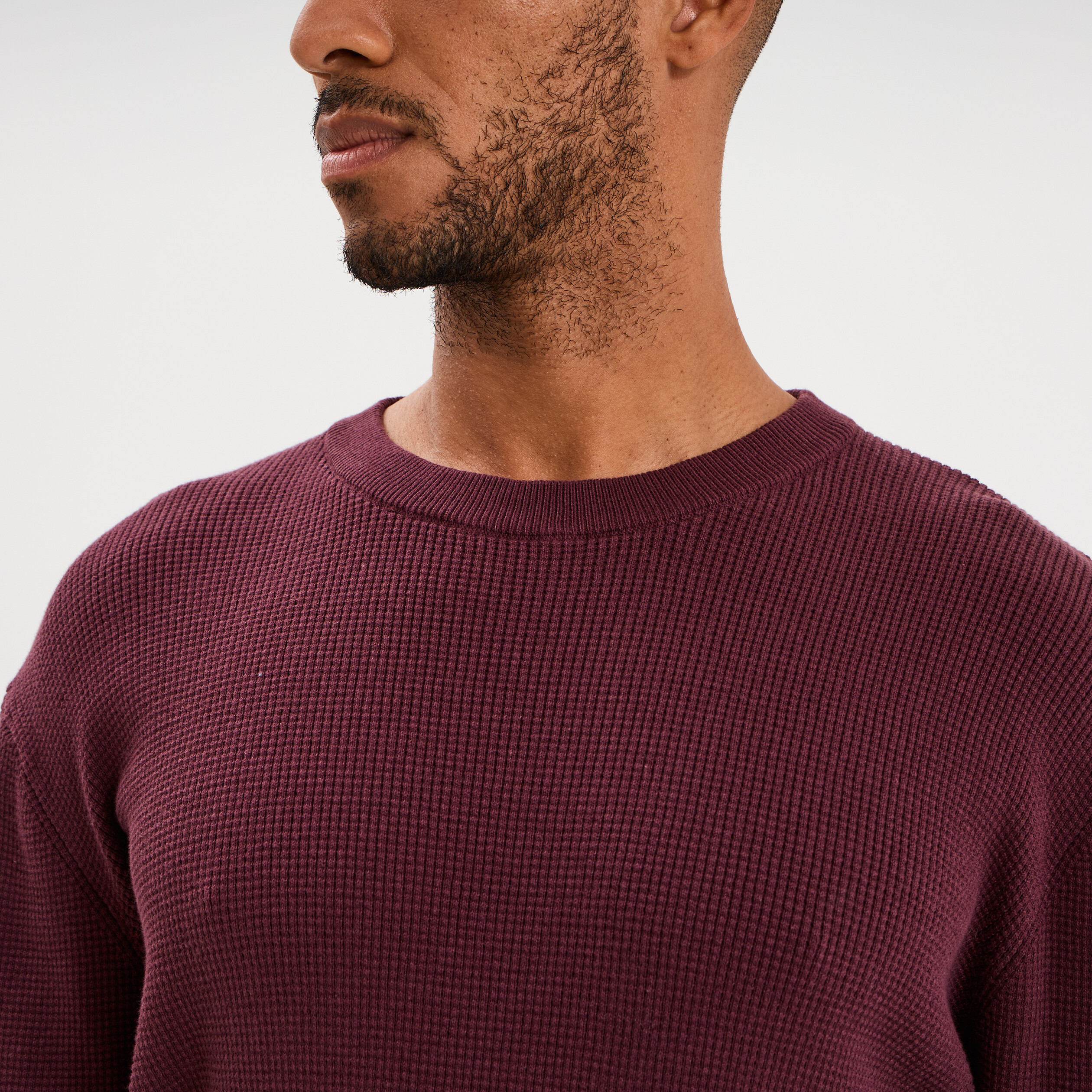 Pull en maille textur&eacute;e col rond prune homme