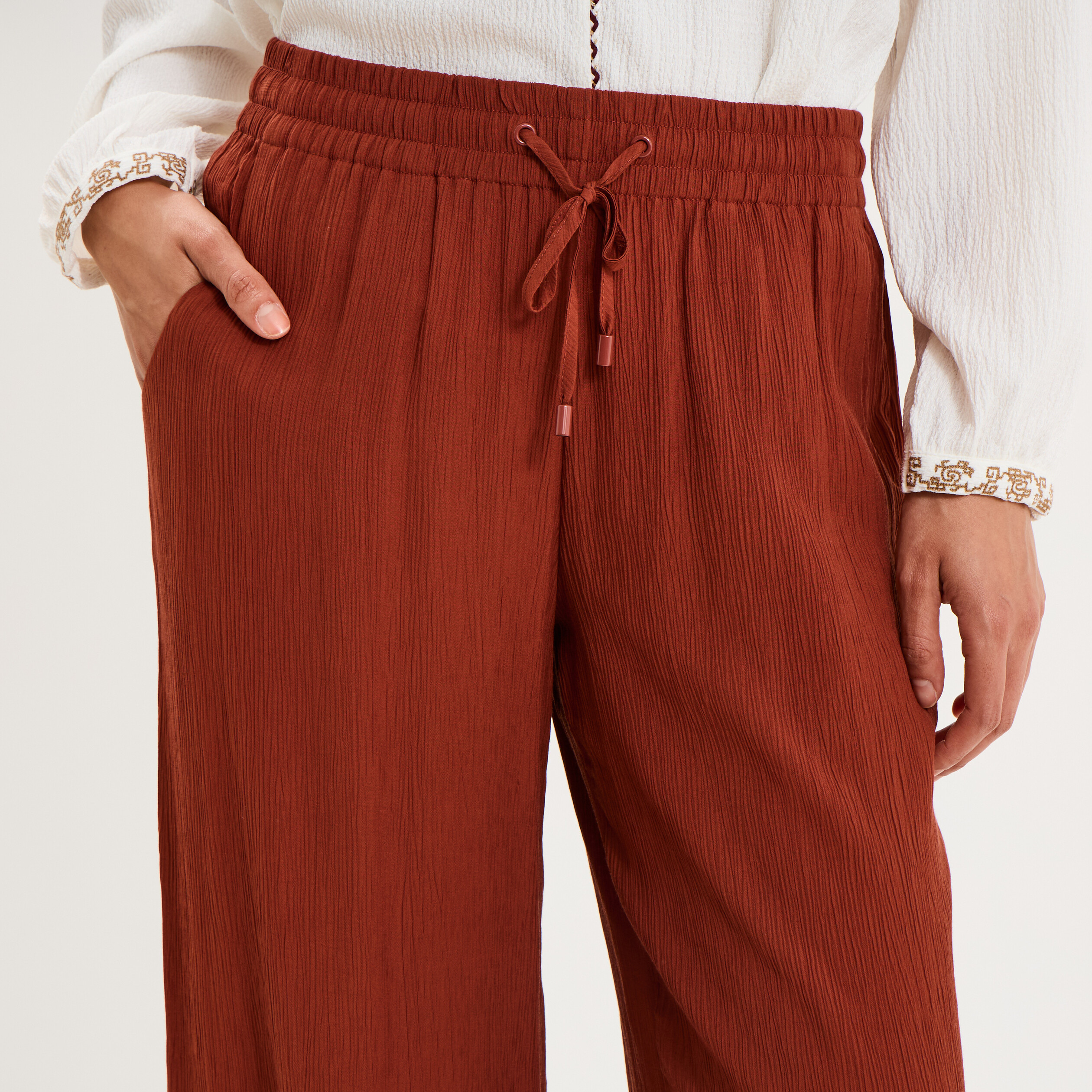 Pantalon effet cr&ecirc;pe taille &eacute;lastiqu&eacute;e marron femme