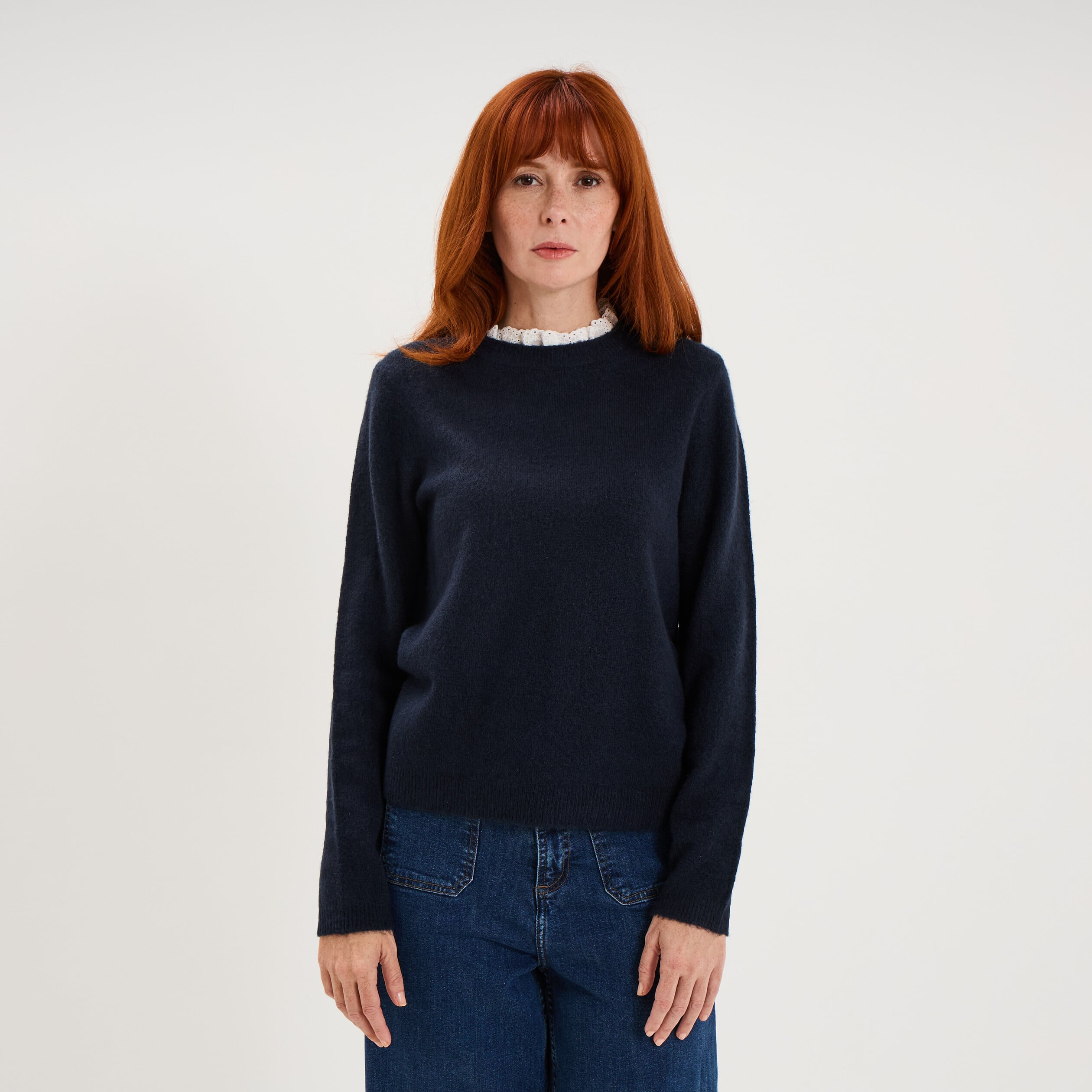 Pull 2 en 1 col rond broderie anglaise bleu fonc&eacute; femme
