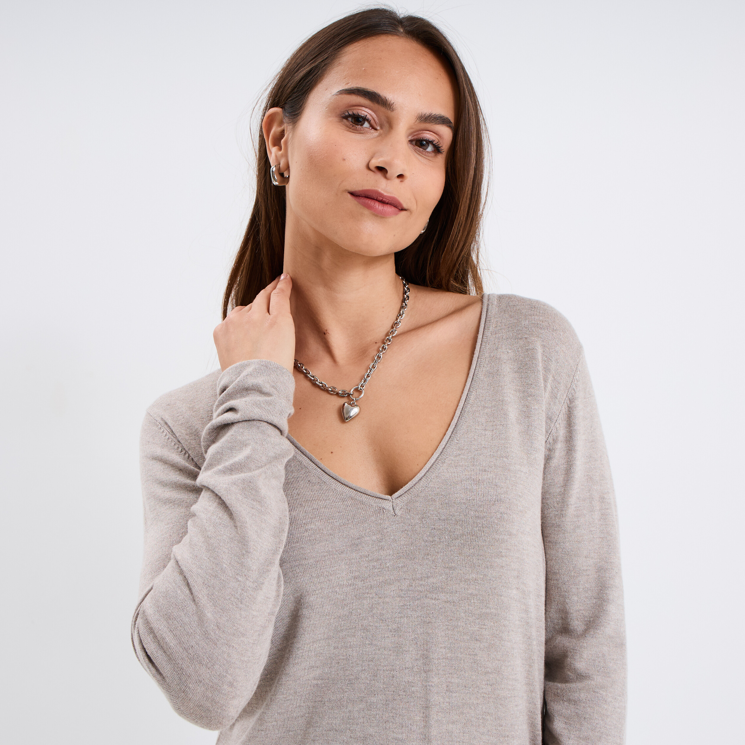 pull ajuste avec col en v beige femme Pull ajusté avec col en V beige femme