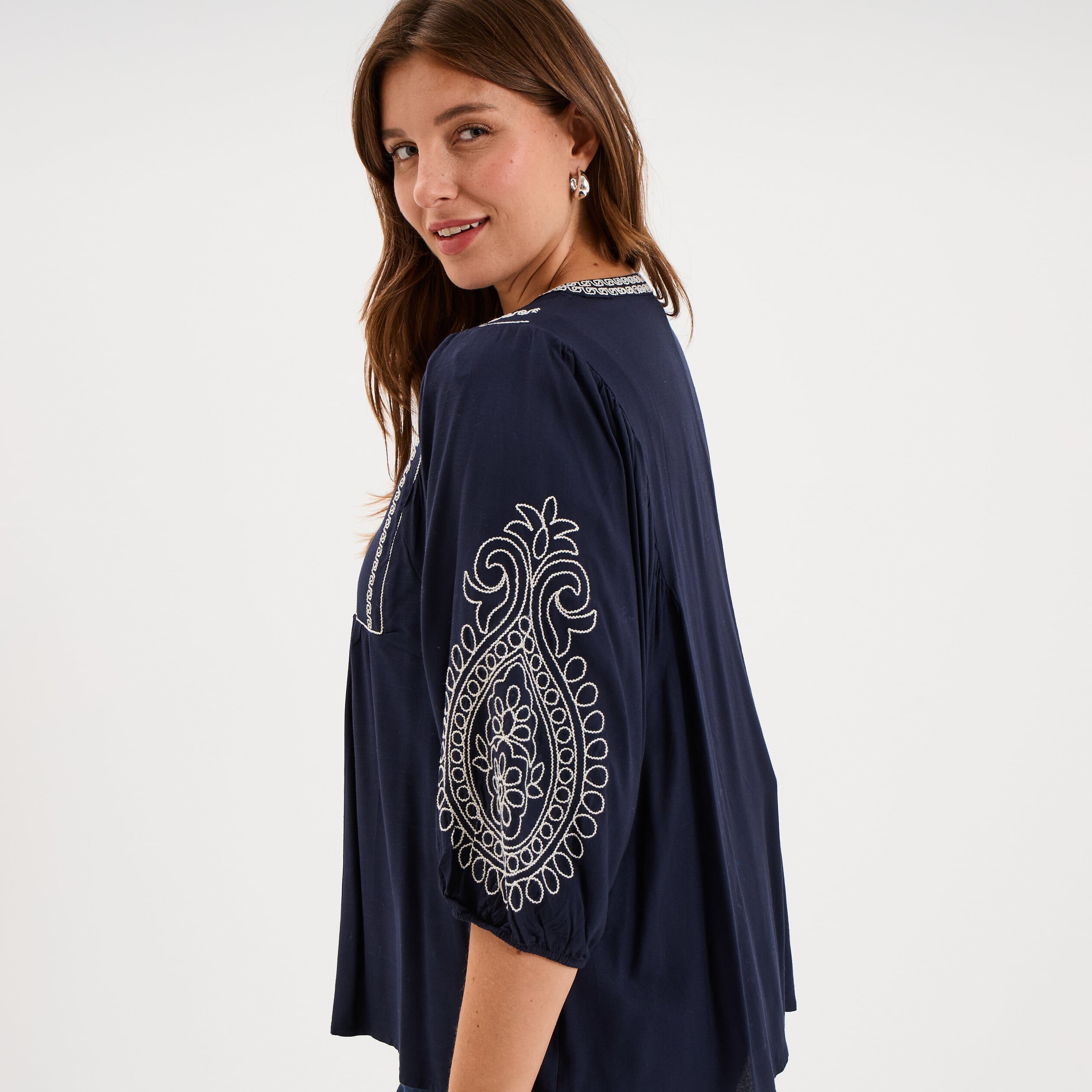 Blouse brod&eacute;e manches 3/4 col tunisien bleu fonc&eacute; femme grande taille