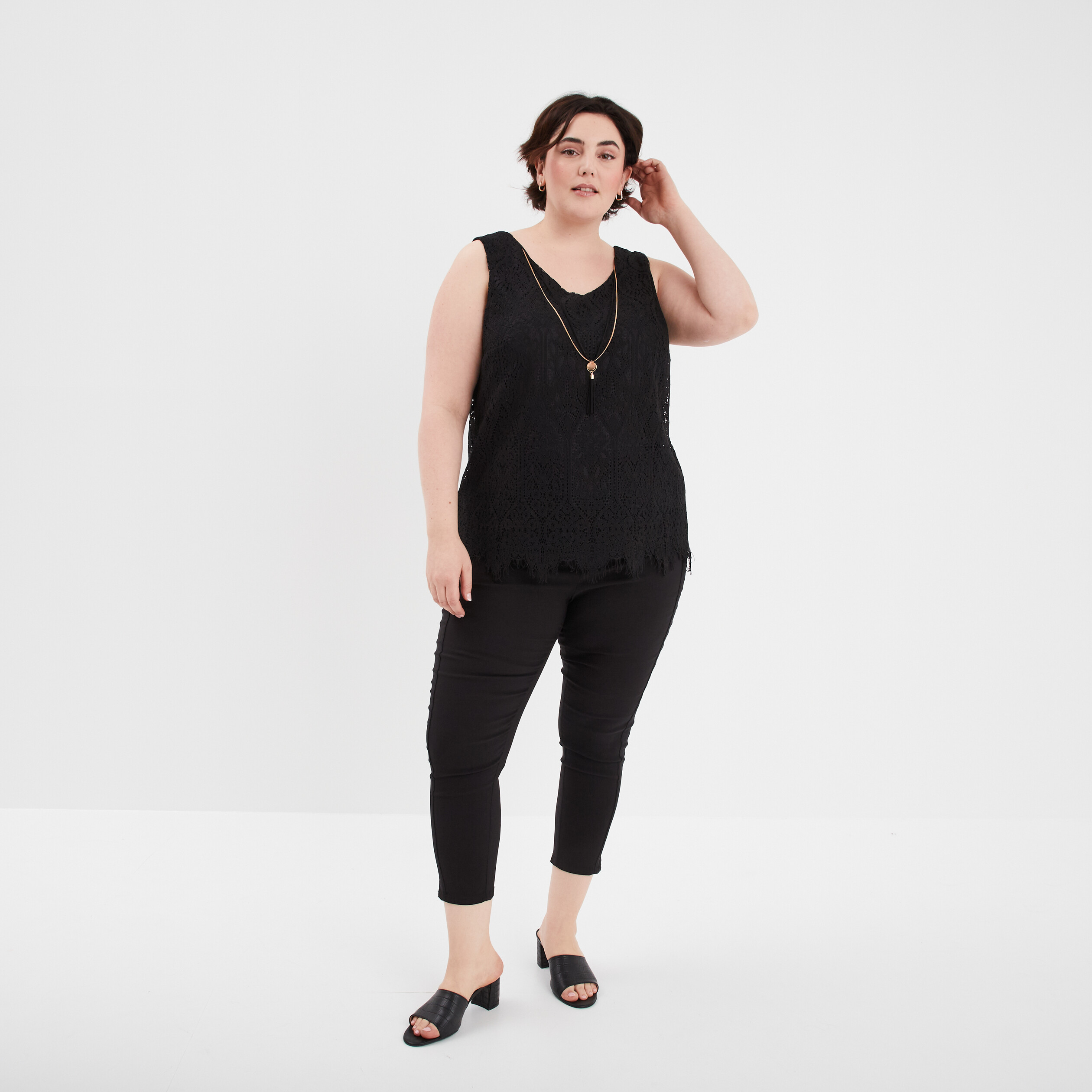 debardeur col v avec bijoux noir femmegt Débardeur col V avec bijoux noir femme grande taille