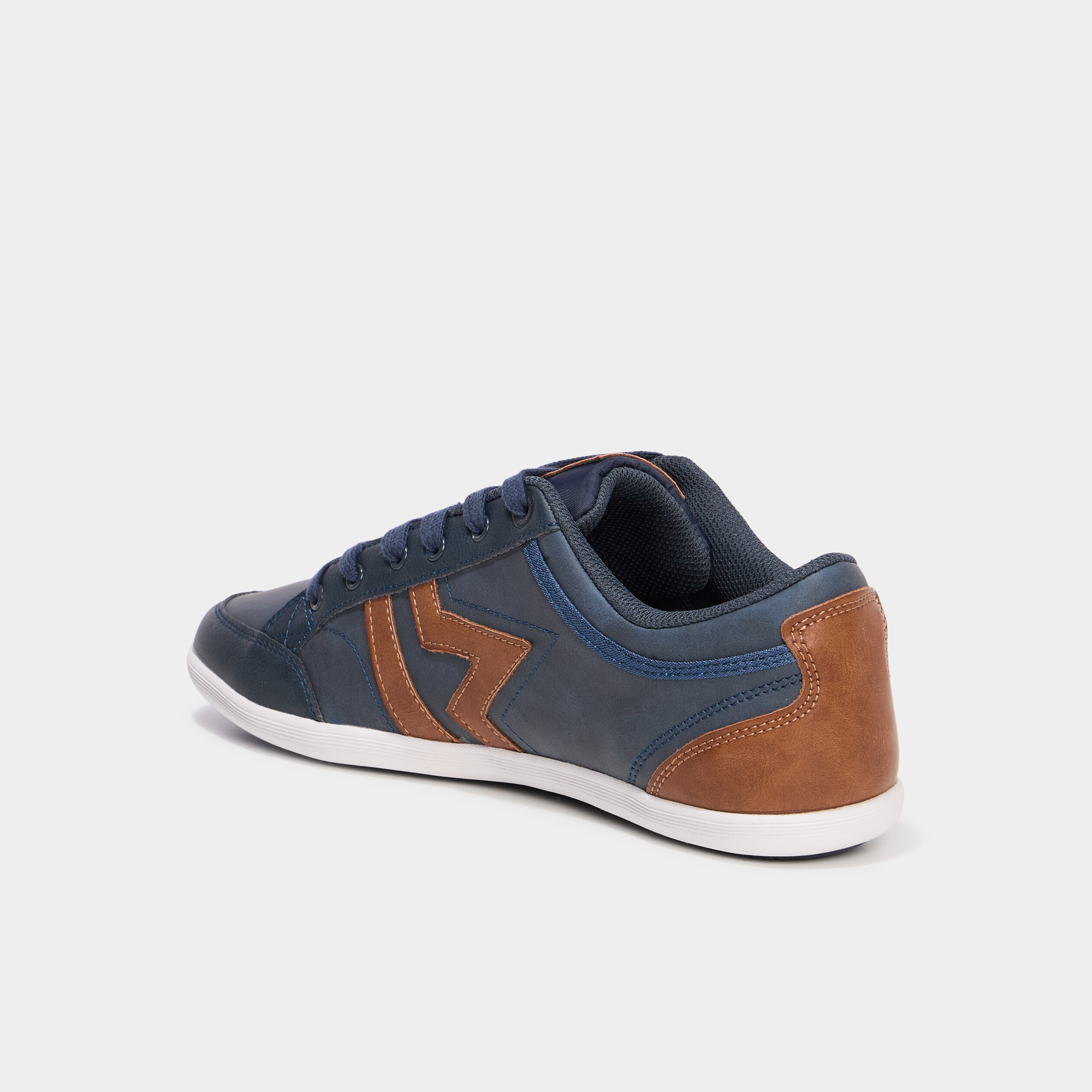 Baskets plates &agrave; lacets bleu marine homme
