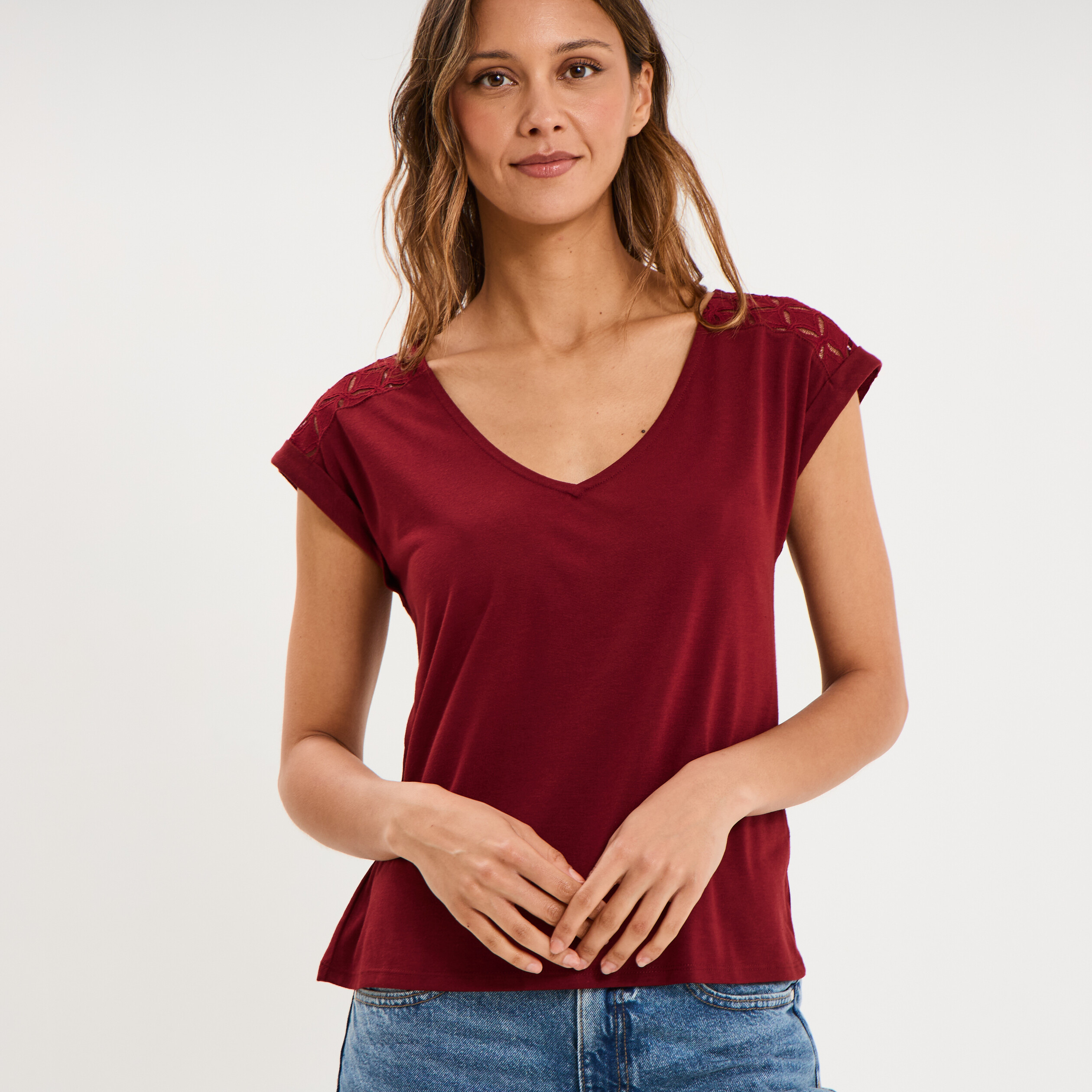 T-shirt col en V ajour&eacute; &eacute;paules et dos bordeaux femme
