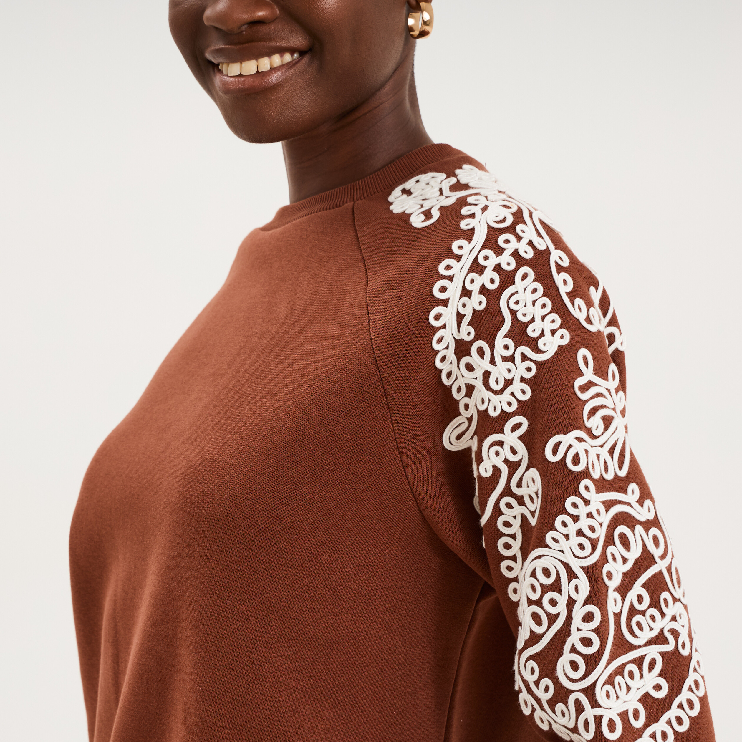 Sweat manches brod&eacute;es col rond marron fonc&eacute; femme