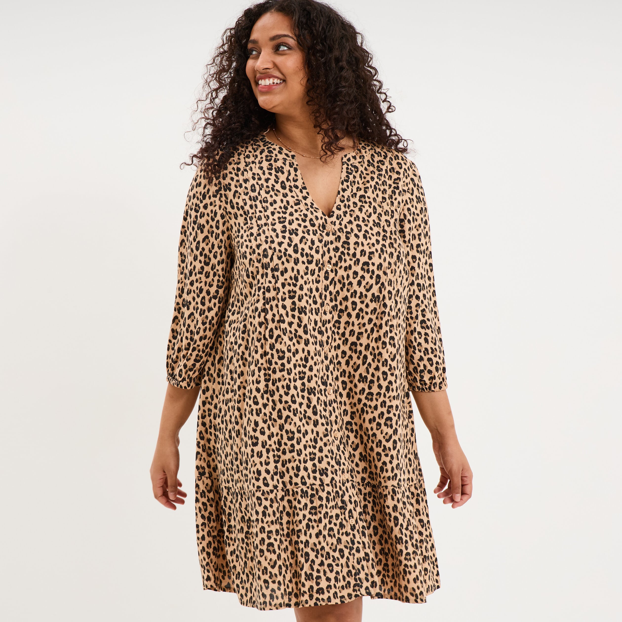 Robe courte fluide &eacute;vas&eacute;e boutonn&eacute;e beige clair femme grande taille