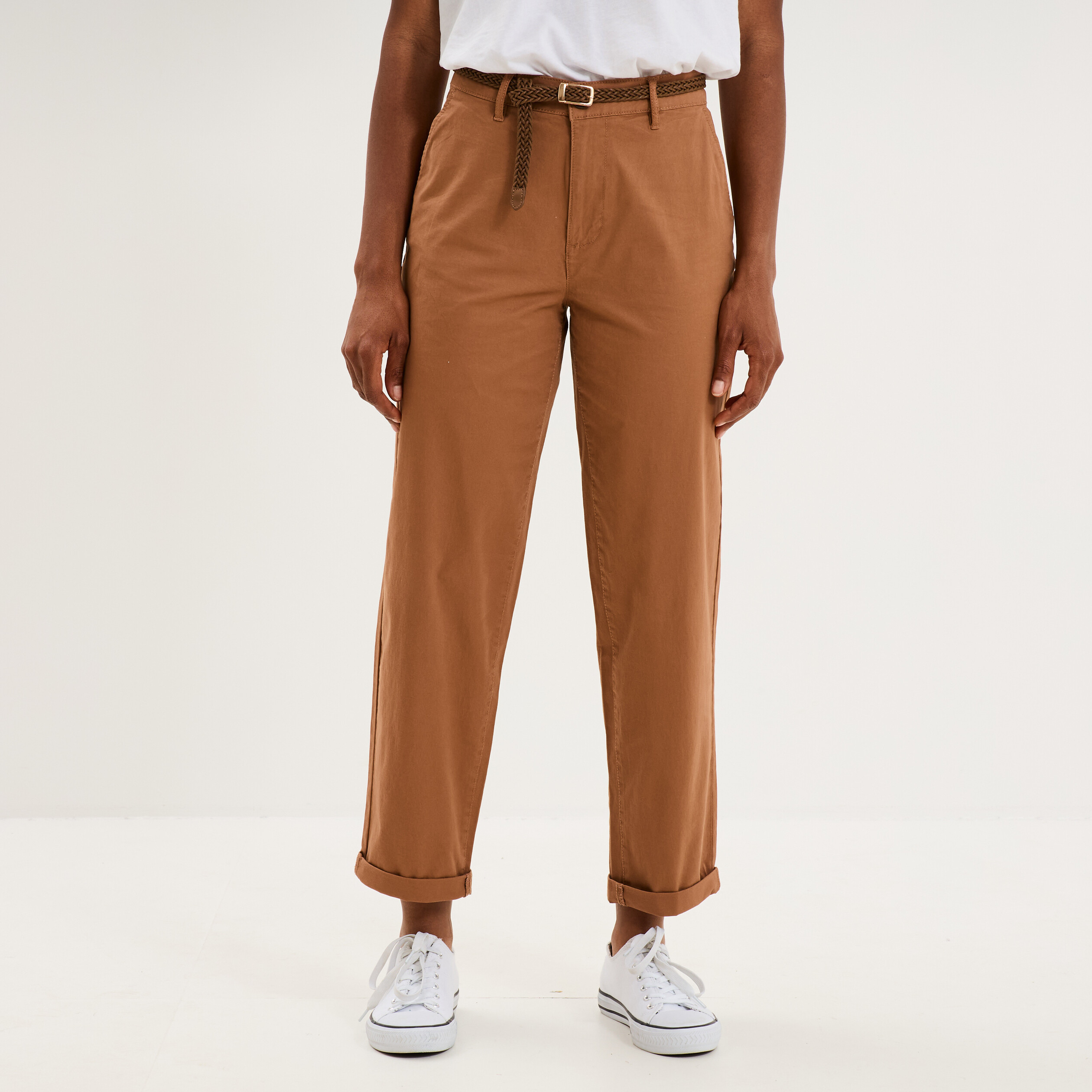 Pantalon chino regular ceinture tress&eacute;e marron clair femme