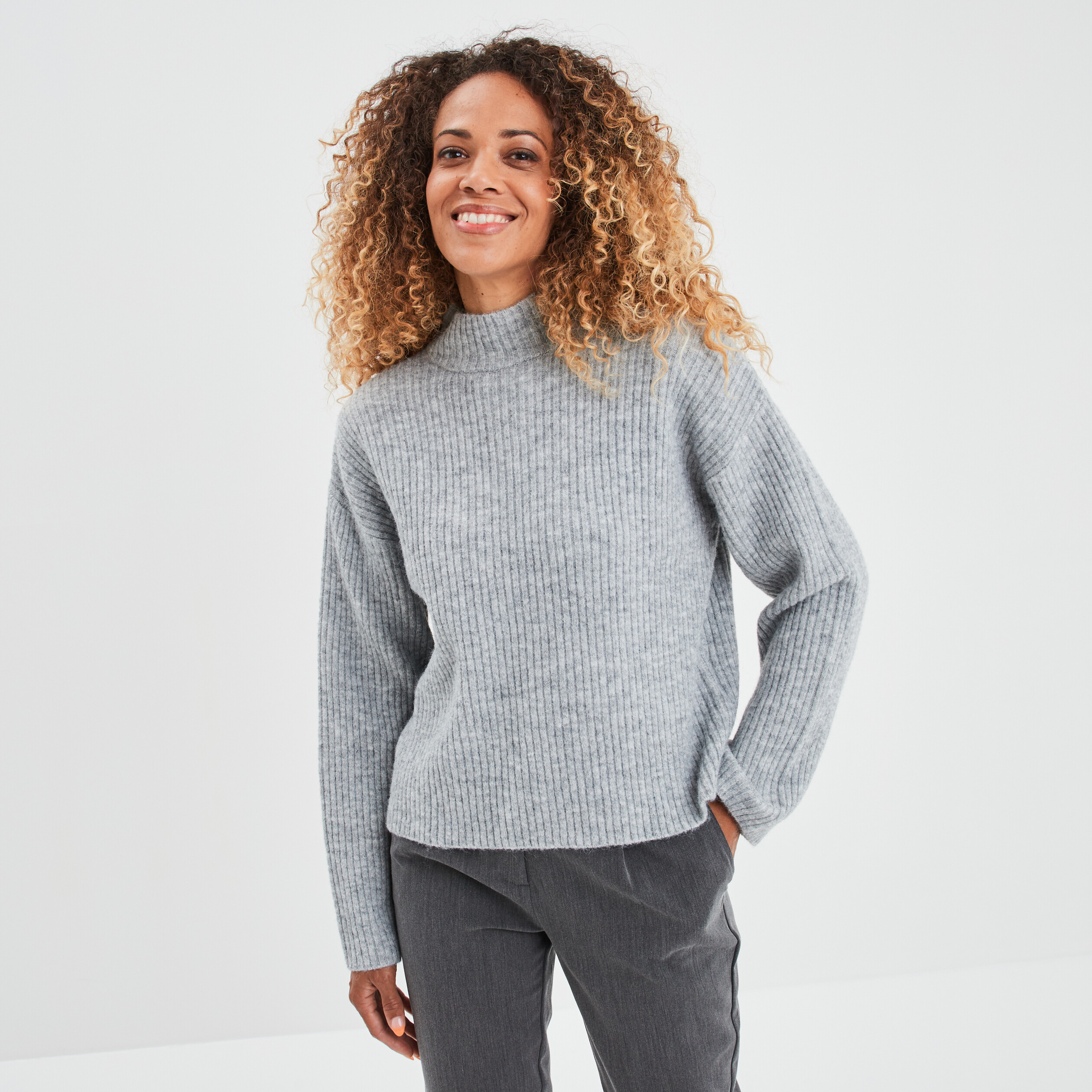 Pull côtelé col montant manches longues gris clair femme