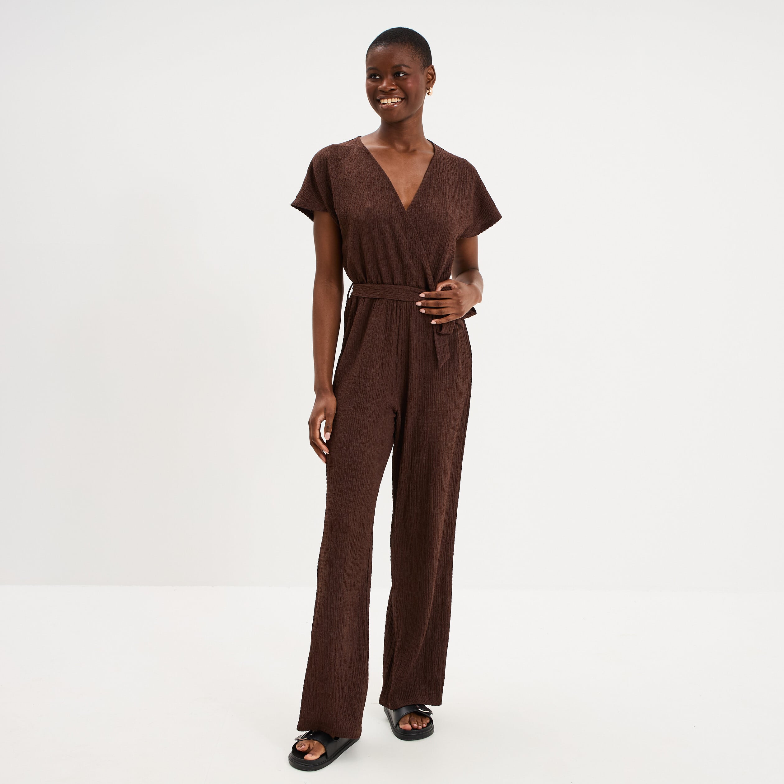 Combinaison pantalon gaufr&eacute;e ceintur&eacute;e marron fonc&eacute; femme