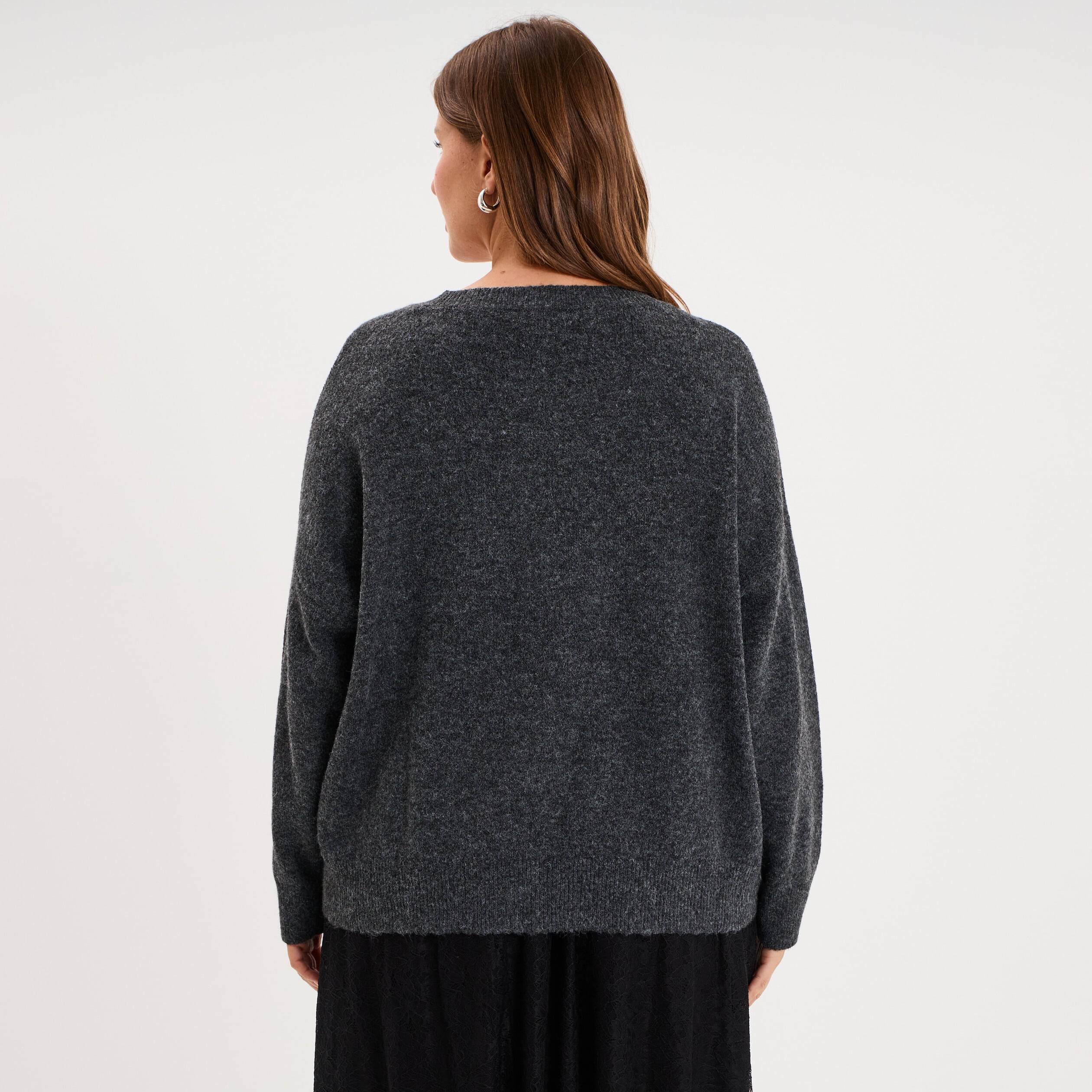 Pull &agrave; paillettes col rond gris fonc&eacute; femme grande taille