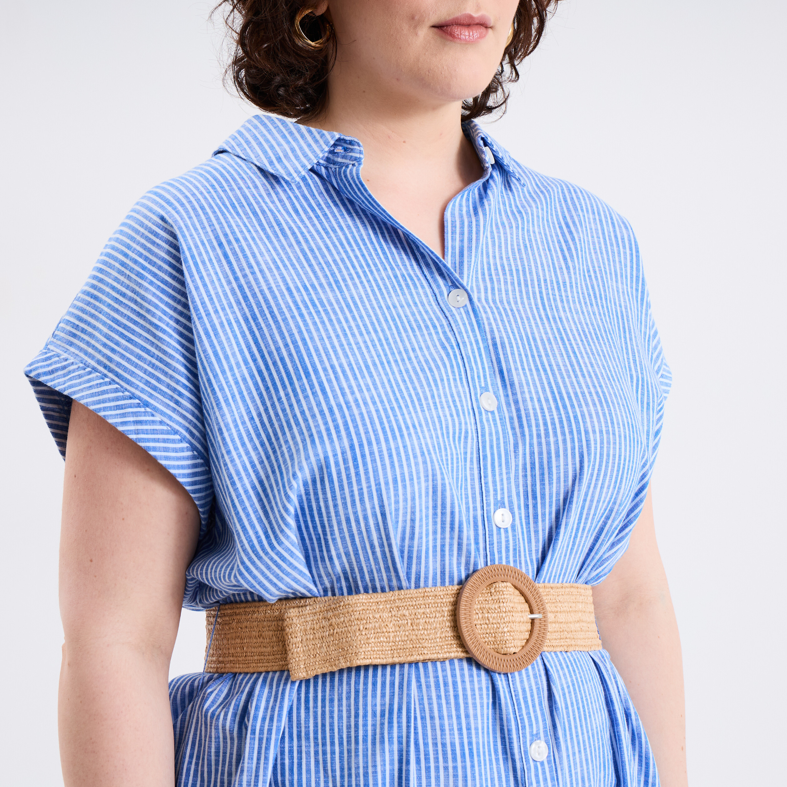 Robe chemise ceintur&eacute;e longueur genou bleu lavande femme grande taille